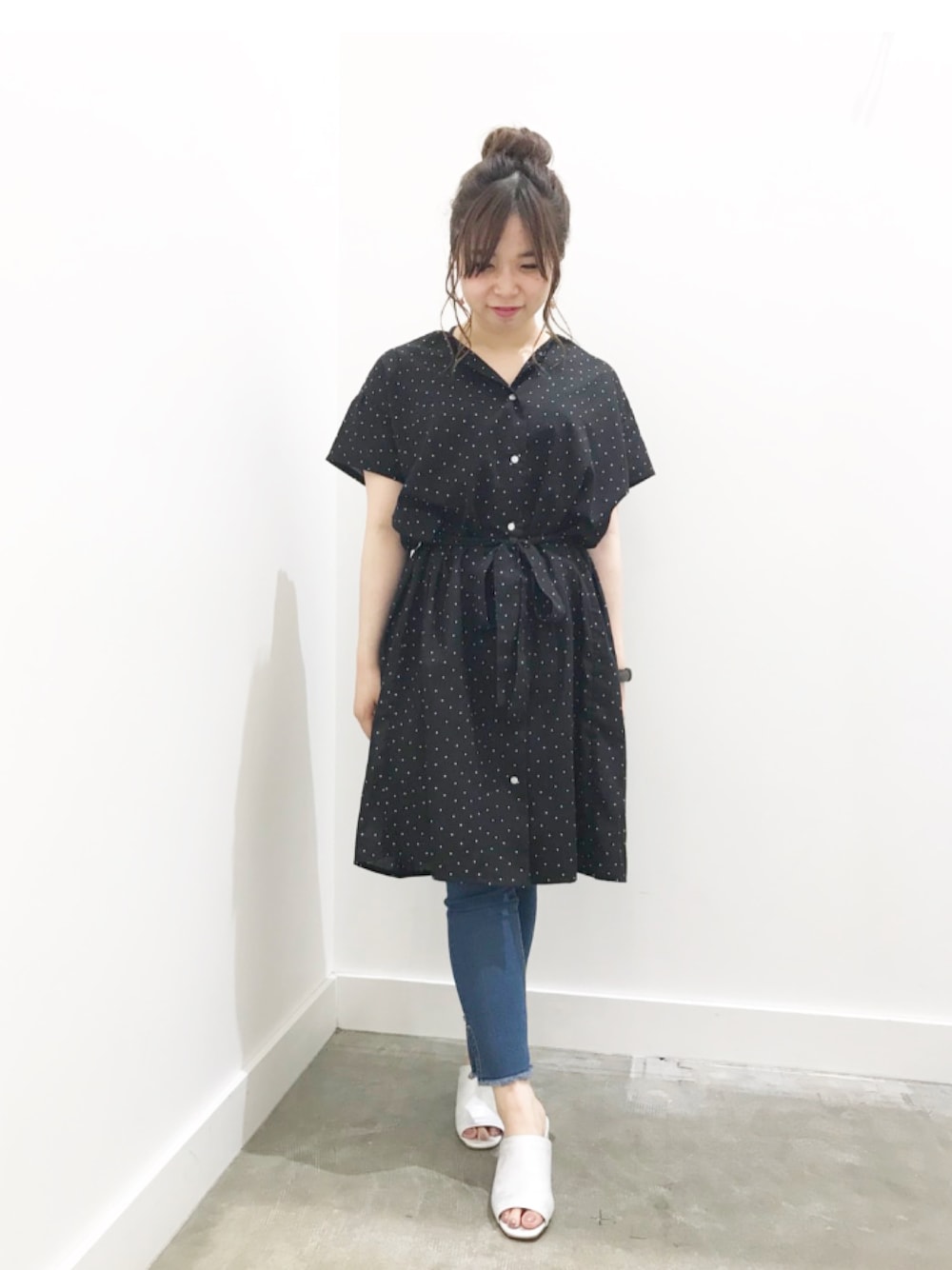 「夏コーデ、パンツスタイル、低身長、黒、シンプルコーデ、ラクチンコーデ、イーハイフンワールドギャラリー(E hyphen world gallery)、E hyphen world gallary、ドット、おしゃれさんと繋がりたい」｜「E hyphen world galleryの・Vネックシャツワンピース（ワンピース、その他）」を使った、みにさん（レディース・145cm）の夏コーディネートの1枚目の写真