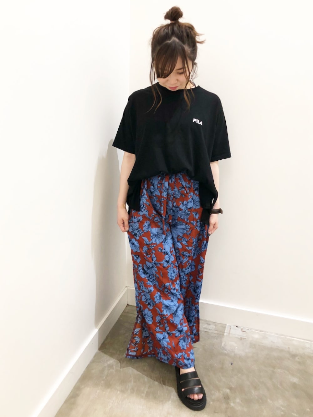 「シンプル、ootd、きれいめカジュアル、カジュアルコーデ、サンダル、黒、Tシャツ、低身長、イーハイフンワールドギャラリー(E hyphen world gallery)、E  hyphen  world gallery 」｜「FILAの【別注】FILAワンポイントT ●（Tシャツ/カットソー、ブラック系）」を使った、みにさん（レディース・145cm）の夏コーディネートの1枚目の写真