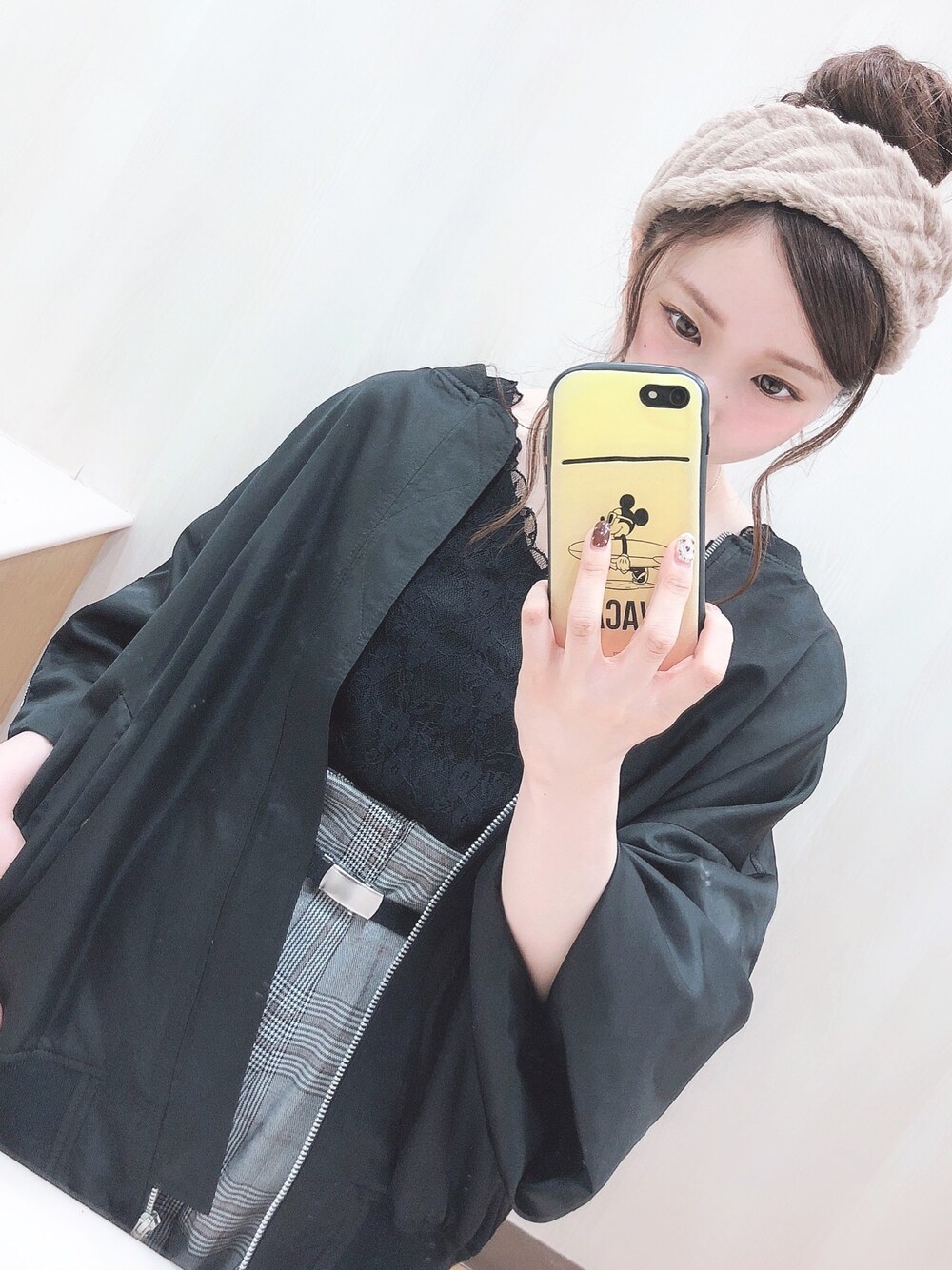 「シンプルコーデ、カジュアルコーデ、秋のコーデ、おしゃれさんと繋がりたい、大人カジュアル、ワイドパンツ、ゆるコーデ、MA-1、イーハイフンワールドギャラリー(E hyphen world gallery)、E hyphen world gallary」｜「E hyphen world galleryのレーススカラップタンクトップ（タンクトップ、ブラック系）」を使った、みにさん（レディース・145cm）の秋コーディネートの1枚目の写真