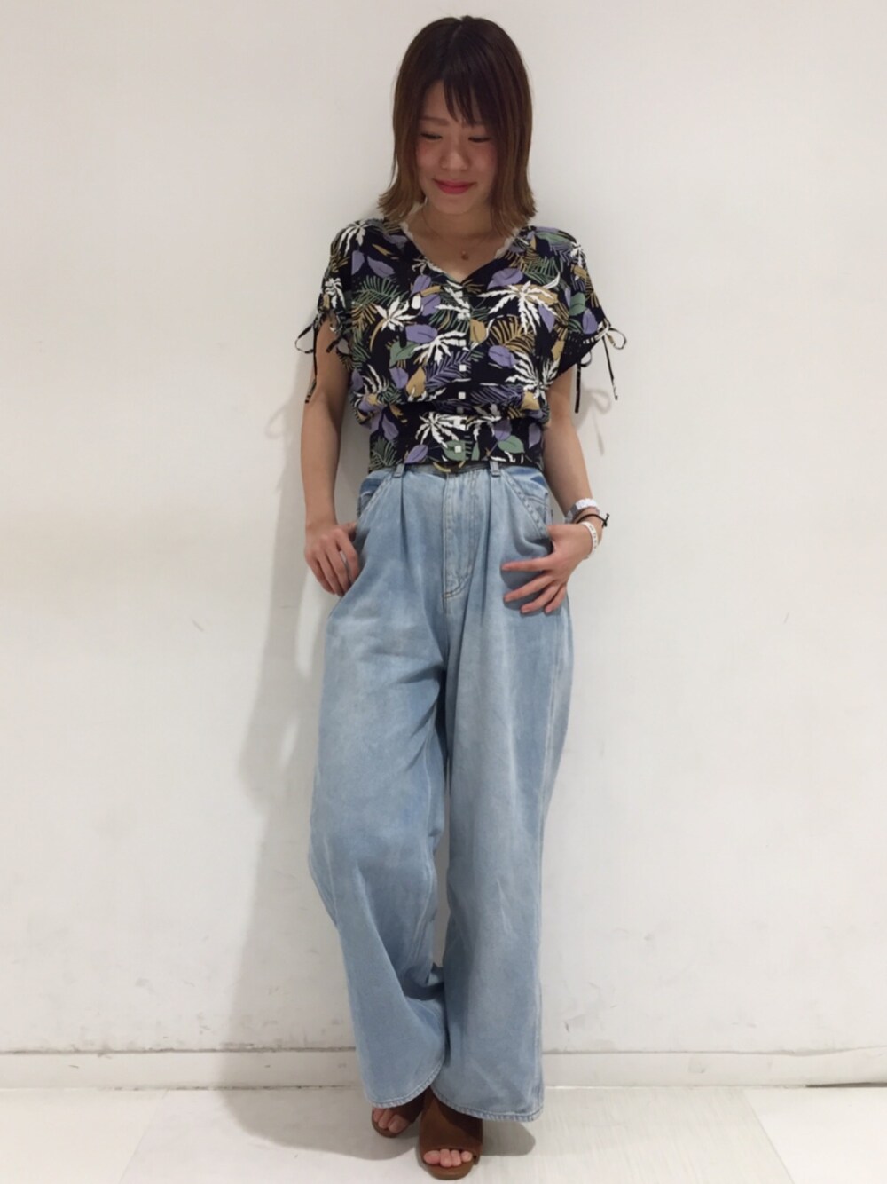「PAGEBOYのアロハ柄シャーリングブラウス（シャツ/ブラウス、ブラック系）」を使った、っちさん（レディース・158cm）の春コーディネートの1枚目の写真