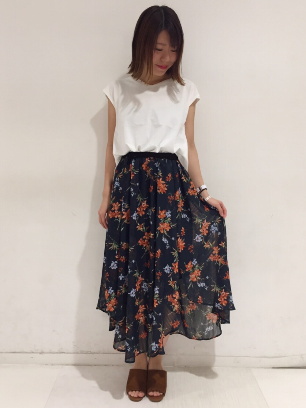 「PAGEBOYのバックカットVネックプルオーバー（Tシャツ/カットソー、ホワイト系）」を使った、っちさん（レディース・158cm）の夏コーディネートの1枚目の写真