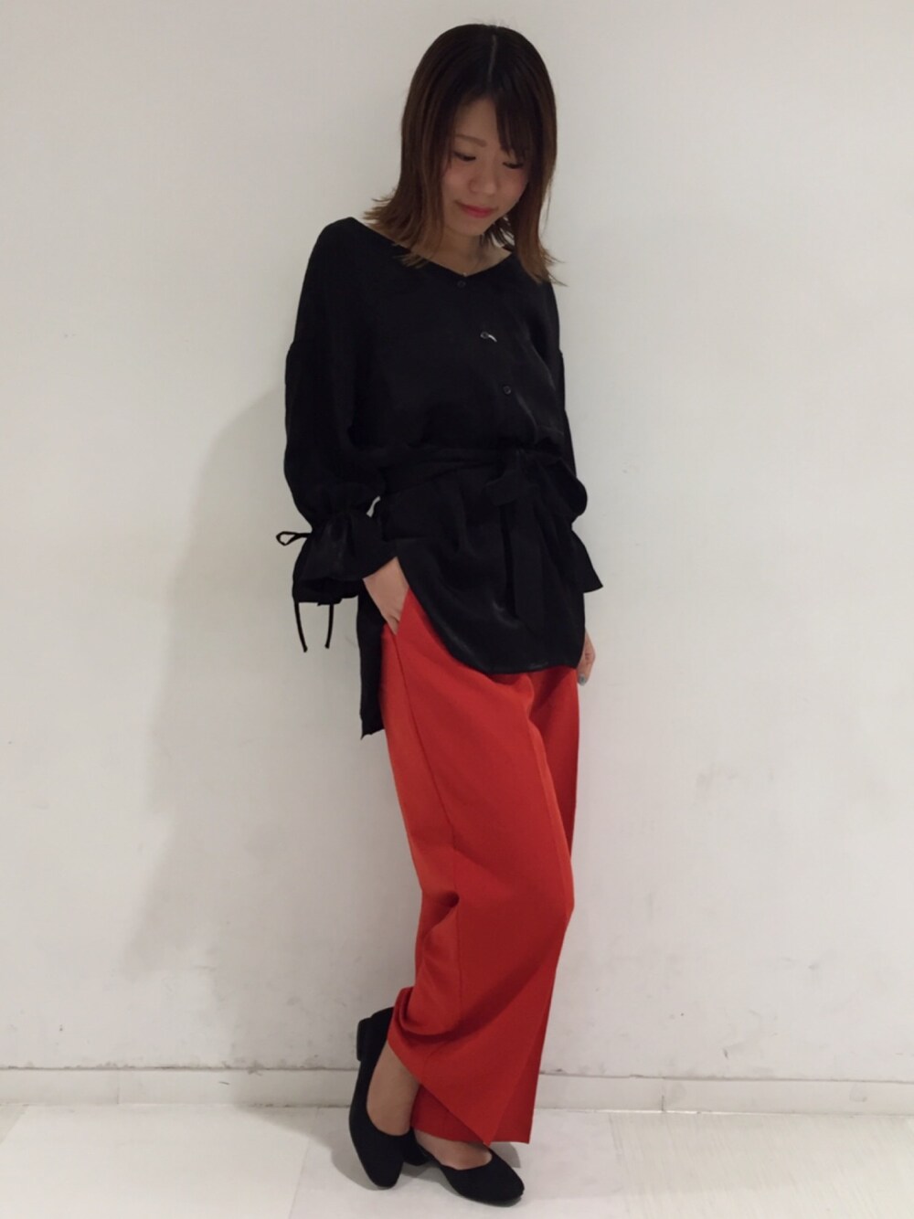 「PAGEBOYのサテンロングシャツ（シャツ/ブラウス、ブラック系）」を使った、っちさん（レディース・158cm）の夏コーディネートの1枚目の写真