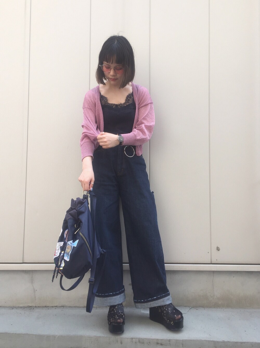 「シンプルコーデ、ワイドパンツ、はるコーデ、デニム、ダメージデニムパンツ、カーティガン、ジュエティ、レース、厚底サンダル、メンズライク」｜「Chicoのレースキャミソール（キャミソール、ブラック系）」を使った、fumiさん（レディース・151cm）の春コーディネートの1枚目の写真