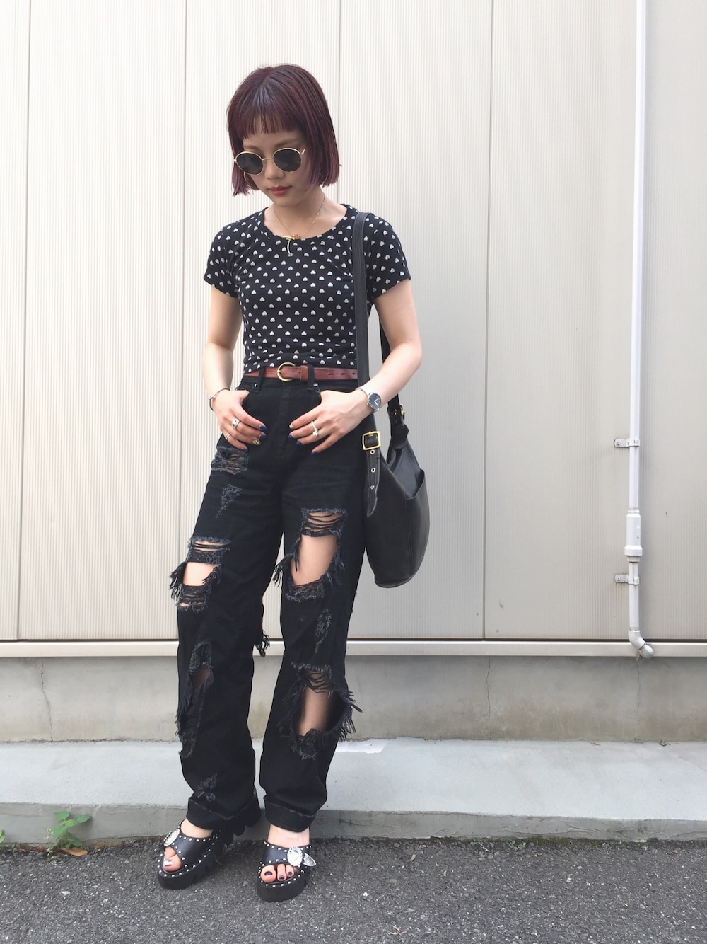 「ラフ、ブラック、ブラックコーデ、休日スタイル、ゆるコーデ、denim、デニムパンツ、ワイドパンツ、ダメージデニムパンツ、サンダル」｜「EMODAのホールクラッシュルーズ デニム（デニムパンツ、ブラック系）」を使った、fumiさん（レディース・151cm）の夏コーディネートの1枚目の写真