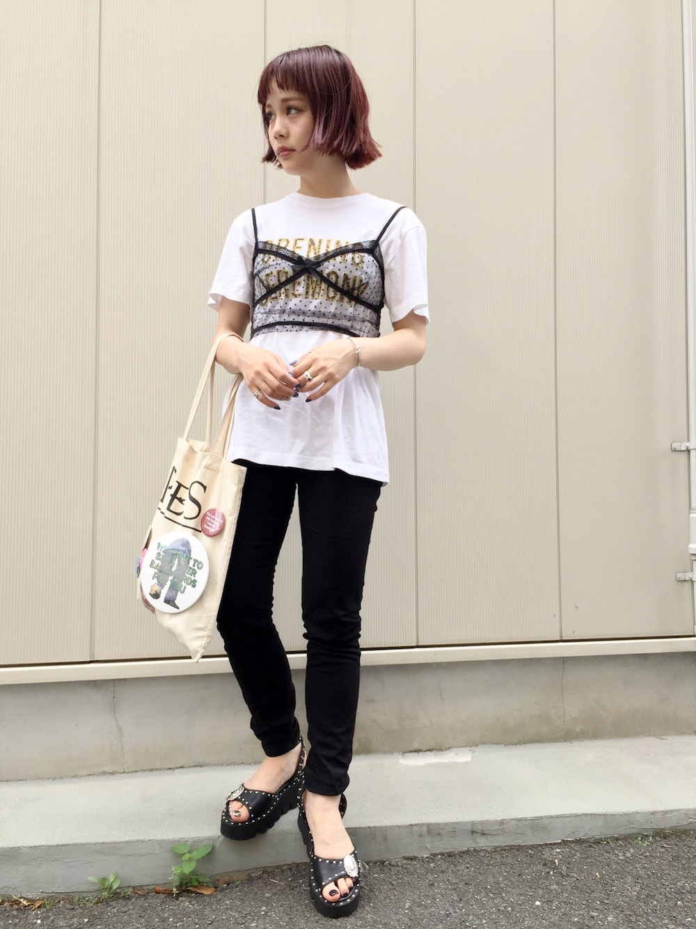 「シンプル、休日スタイル、ラフ、楽チンコーデ、サンダル、モノトーン、スキニー、Tシャツ、ビスチェ、シースルー」｜「jouetieのコンチョスタッズサンダル（サンダル、ブラック系）」を使った、fumiさん（レディース・151cm）の夏コーディネートの1枚目の写真