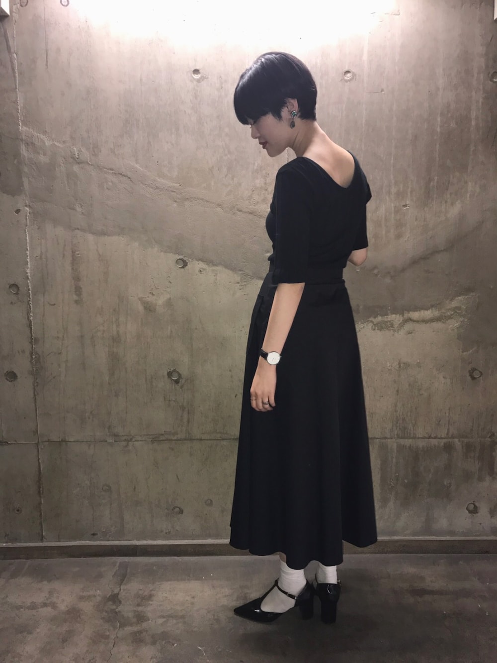 ブラック系のTシャツ/カットソー、ブラウン系のスカートを着用したレディースの春コーディネートの1枚目の写真