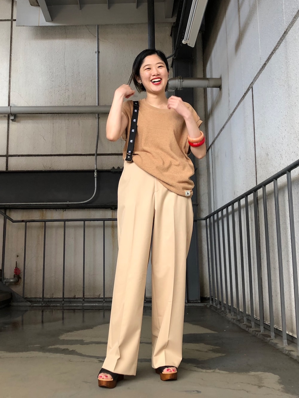 ブラック系のサンダル、ベージュ系のその他パンツ、ブラウン系のトップスを着用したレディースの春コーディネートの1枚目の写真