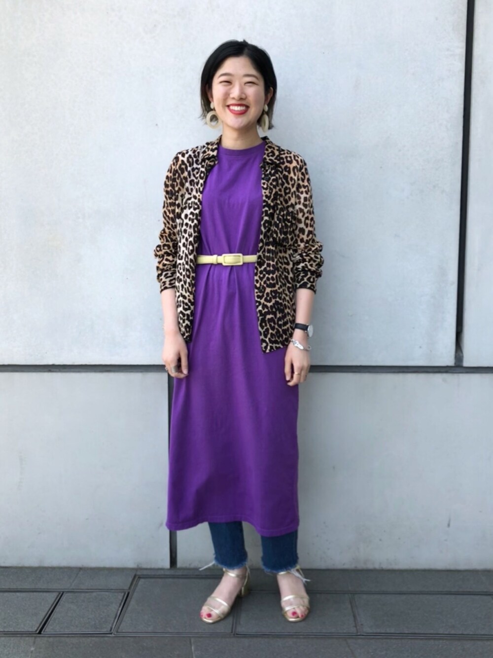 パープル系のワンピース、ブルー系のデニムパンツ、ブラウン系のシャツ/ブラウスを着用したレディースの春コーディネートの1枚目の写真