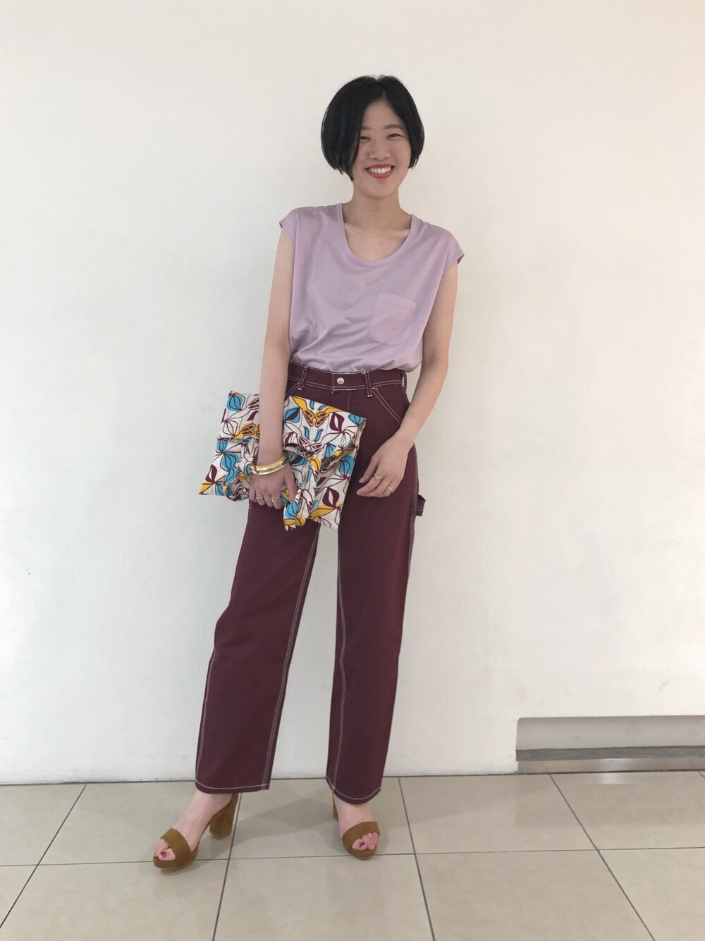 パープル系のTシャツ/カットソー、レッド系のカーゴパンツ、ベージュ系のシューズを着用したレディースの夏コーディネートの1枚目の写真