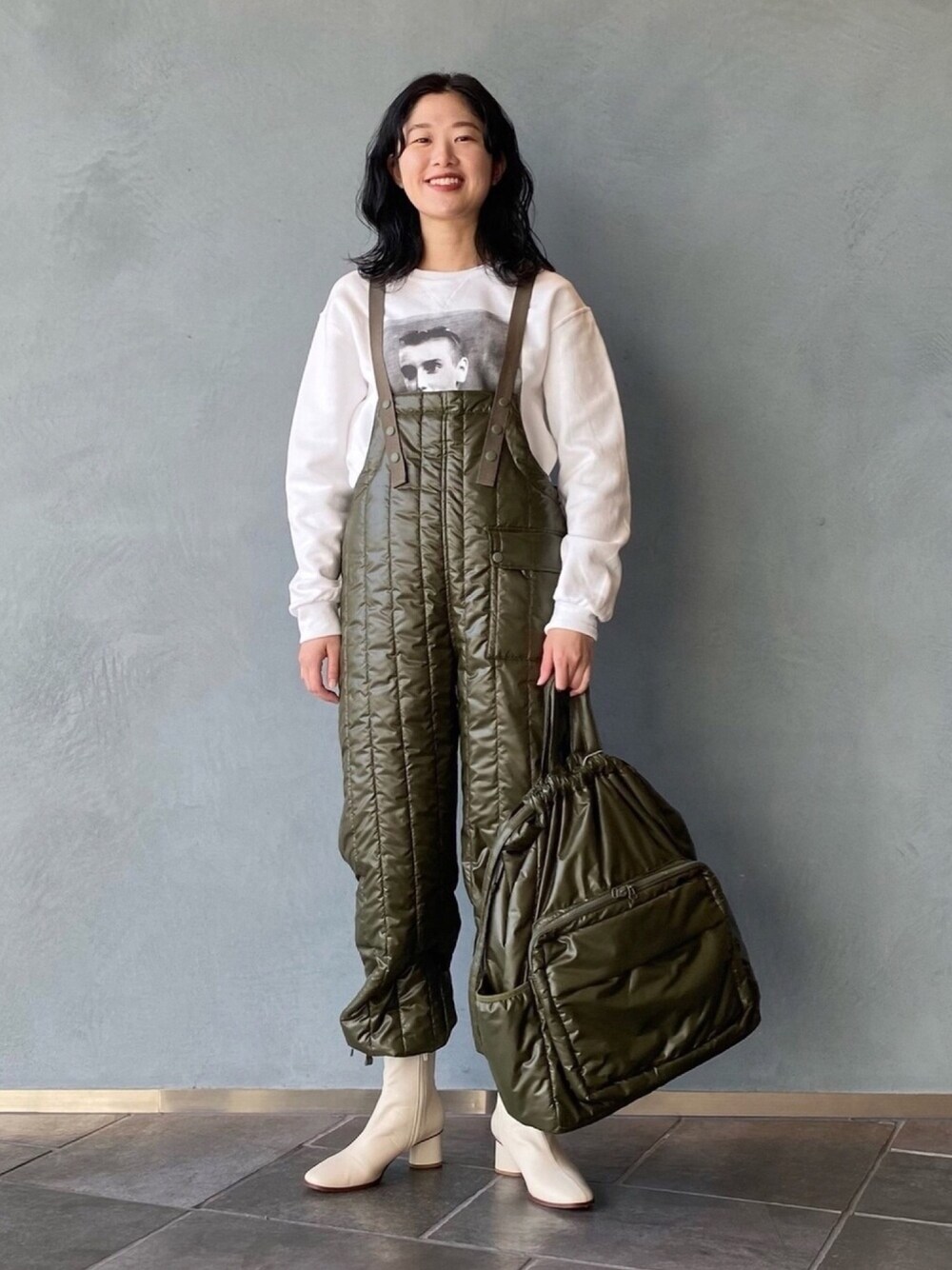 グリーン系のその他パンツ、グリーン系のバックパック/リュック、ホワイト系のブーツを着用したレディースの冬コーディネートの1枚目の写真