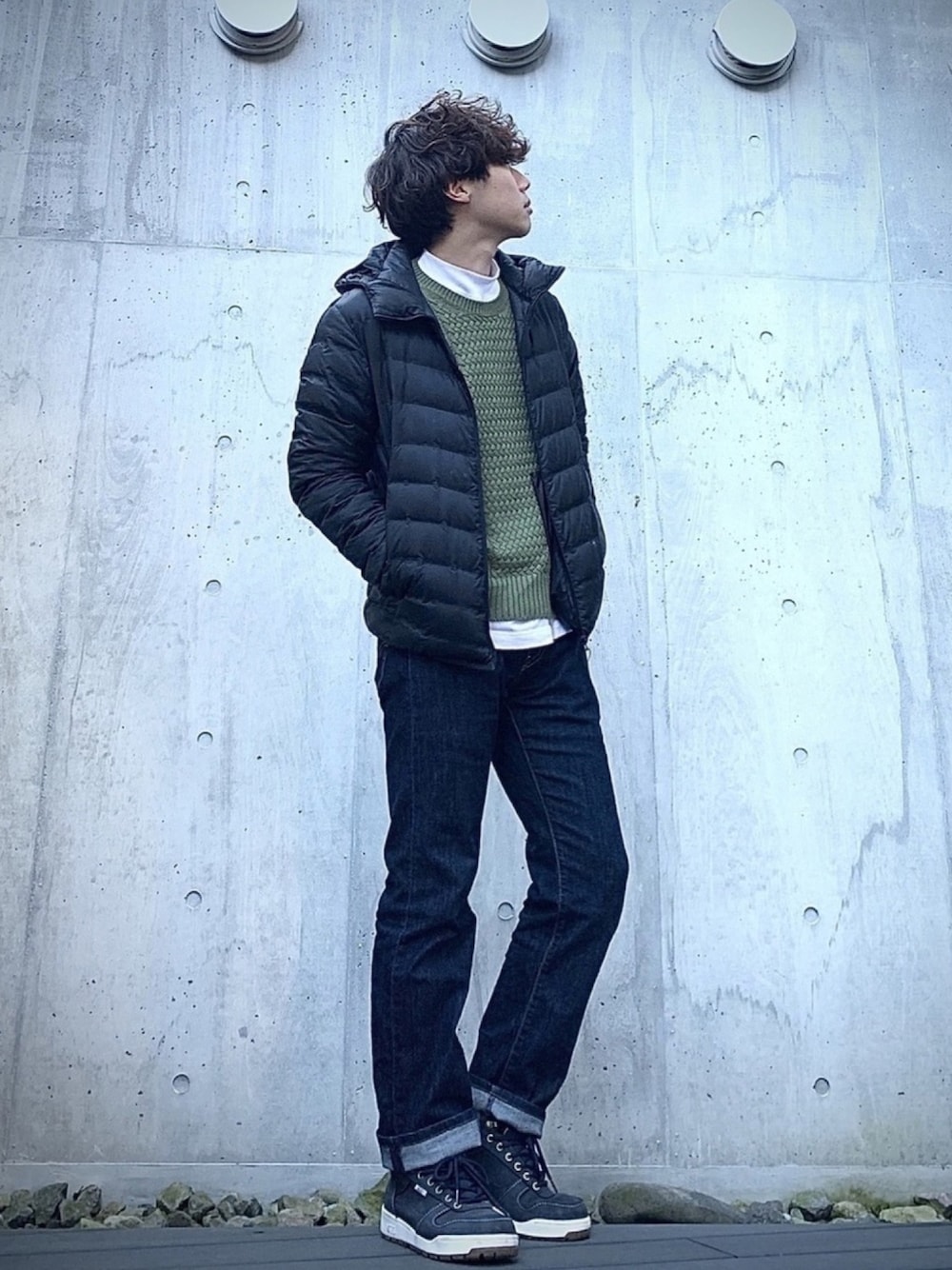 ブラック系のダウンジャケット/コート、ホワイト系のTシャツ/カットソー、ブルー系のデニムパンツを着用したメンズの冬コーディネートの1枚目の写真