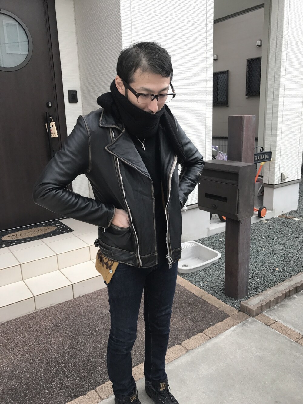 「あけましておめでとうございます！、新年一発目、ブラック、ライダース、休日スタイル、スキニーデニム、冬、めがね」｜「NANO universeのVINTAGE UK DOUBLE R.J.K（ライダースジャケット、ブラック系）」を使った、ハナさん（メンズ・174cm）の冬コーディネートの1枚目の写真