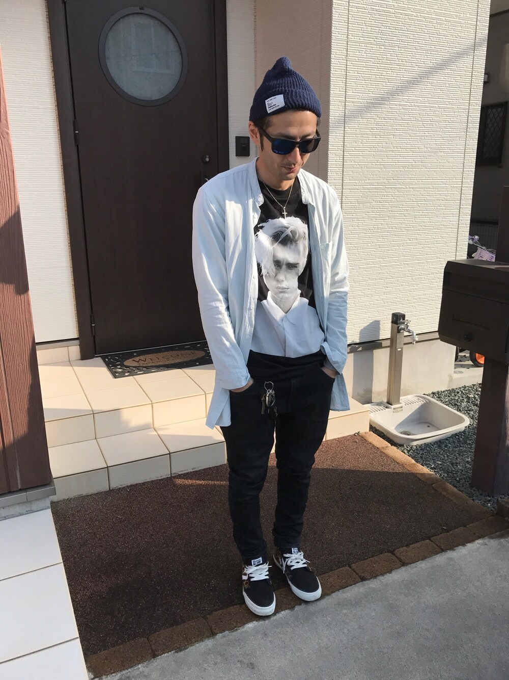 「冬、ロング丈、サングラス、ニット帽、休日スタイル、黒」｜「H&Mのアイテム（Tシャツ/カットソー、ブラック系）」を使った、ハナさん（メンズ・174cm）の冬コーディネートの1枚目の写真