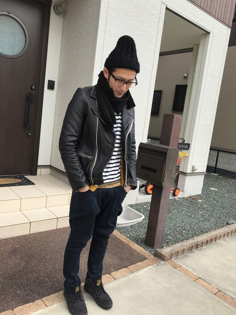「休日スタイル、スニーカー、ライダース、ニット帽、めがね、ユニクロ」｜「NANO universeのVINTAGE UK DOUBLE R.J.K（ライダースジャケット、ブラック系）」を使った、ハナさん（メンズ・174cm）の冬コーディネートの1枚目の写真