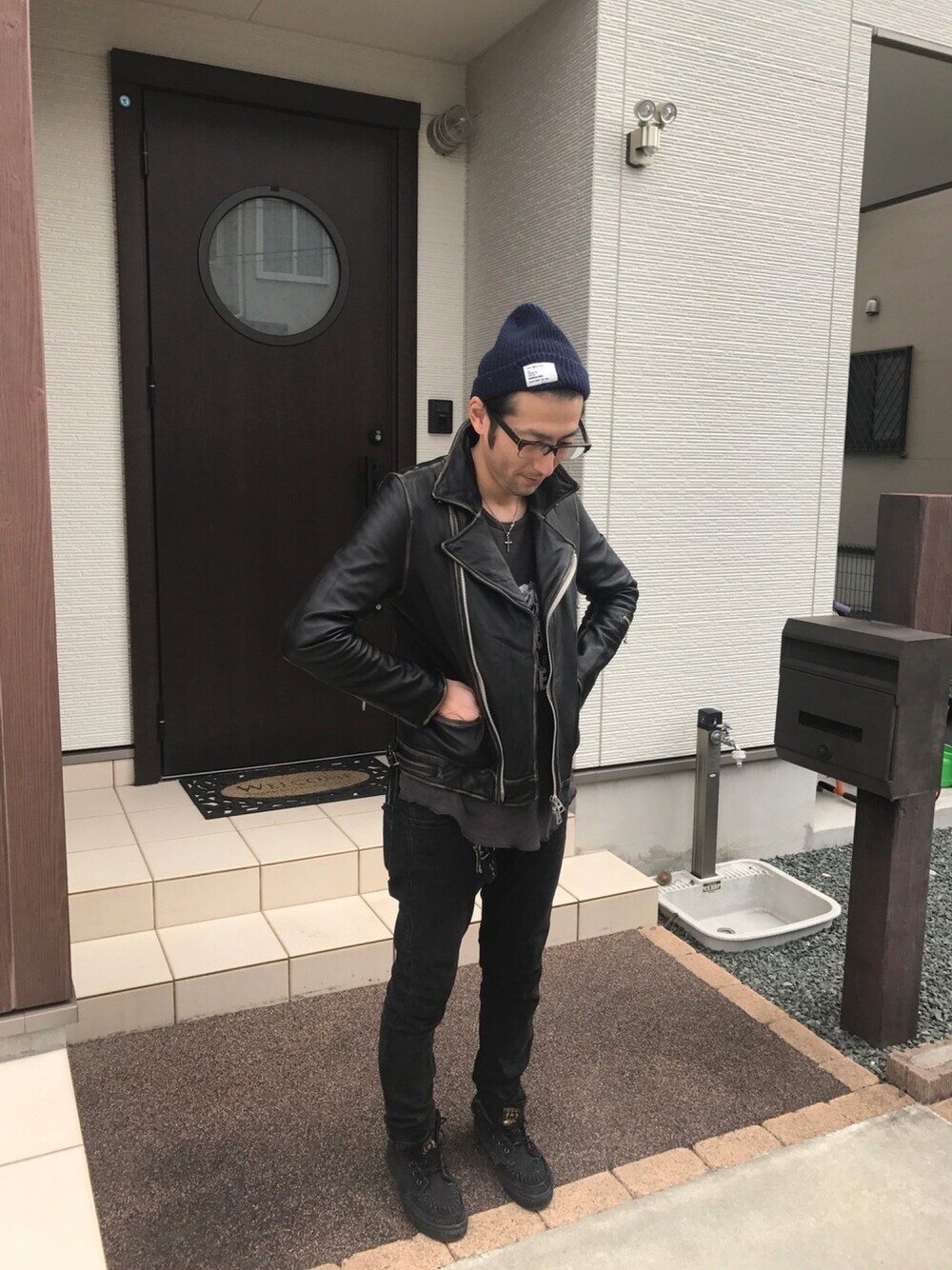 「オトナカジュアル、スキニーデニム、休日スタイル、黒スキニー、めがね、ニット帽、バンズ、ライタースジャケット」｜「NANO universeのVINTAGE UK DOUBLE R.J.K（ライダースジャケット、ブラック系）」を使った、ハナさん（メンズ・174cm）の春コーディネートの1枚目の写真