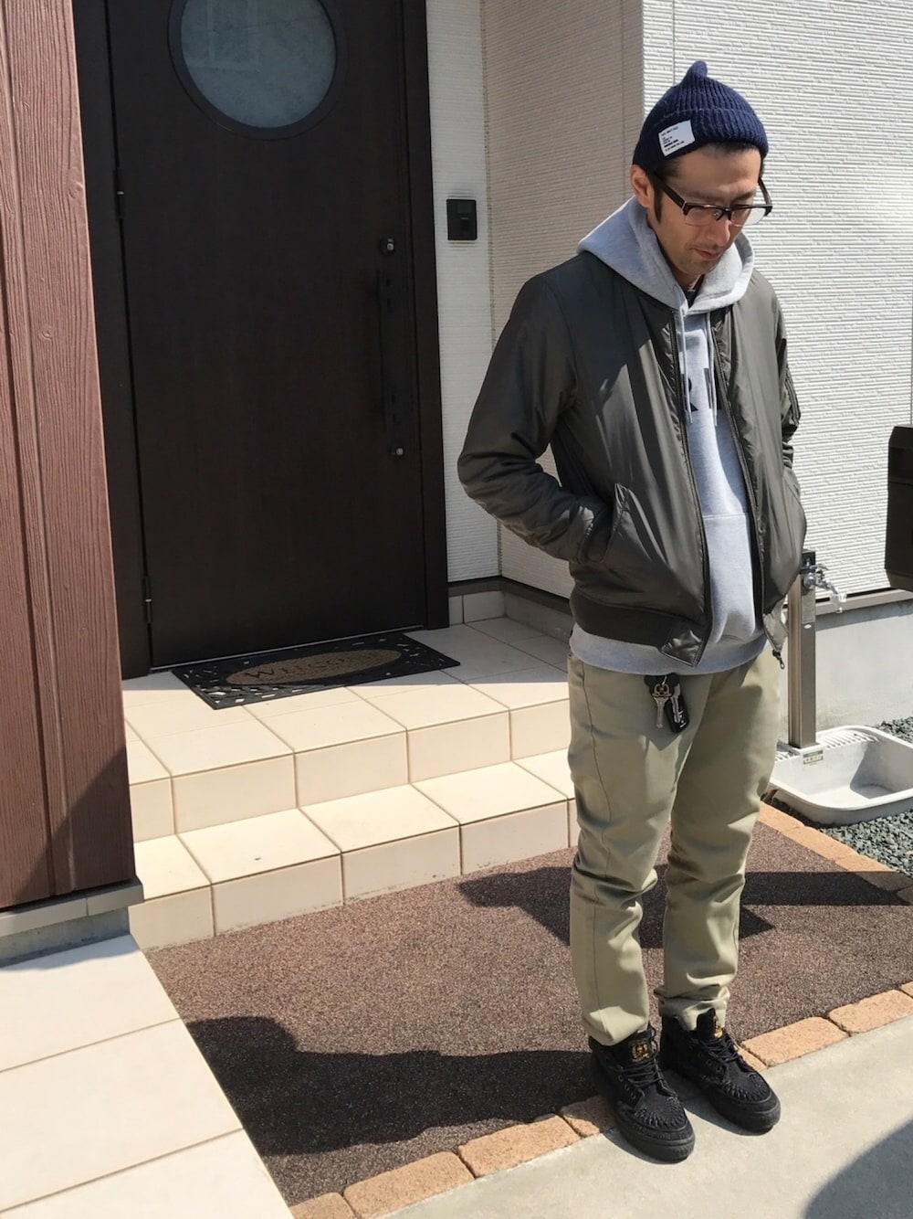 「休日スタイル、UNIQLO、ニット帽、めがね、チノパン、MA-1」｜「MONKEY TIMEの＜monkey time＞ SOLID AZE BEANIE/ビーニー：（ニットキャップ/ビーニー、ブルー系）」を使った、ハナさん（メンズ・174cm）の春コーディネートの1枚目の写真