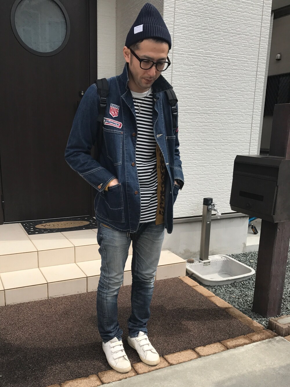 「春コーデ、スニーカー、ニット帽、めがね、セットアップ、スタンスミス」｜「GLOBAL WORKのアイテム（ニットキャップ/ビーニー、ブルー系）」を使った、ハナさん（メンズ・174cm）の春コーディネートの1枚目の写真