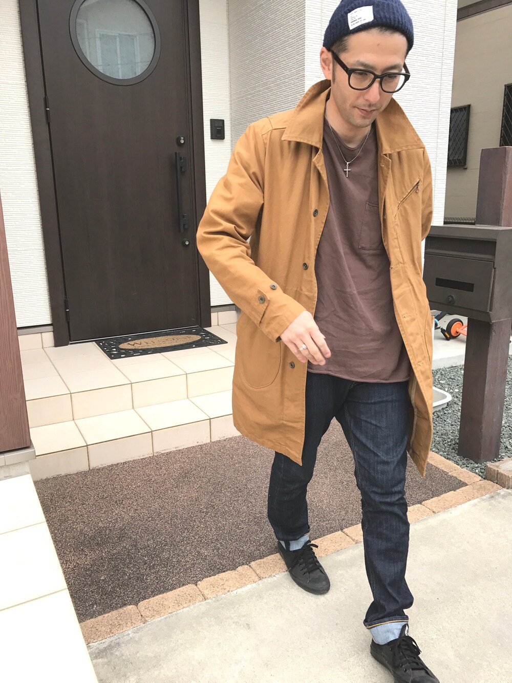 「休日スタイル、スキニーデニム、めがね、ニット帽、カジュアル、スニーカー、はるコーデ」｜「古着のアイテム（ステンカラーコート、ブラウン系）」を使った、ハナさん（メンズ・174cm）の春コーディネートの1枚目の写真