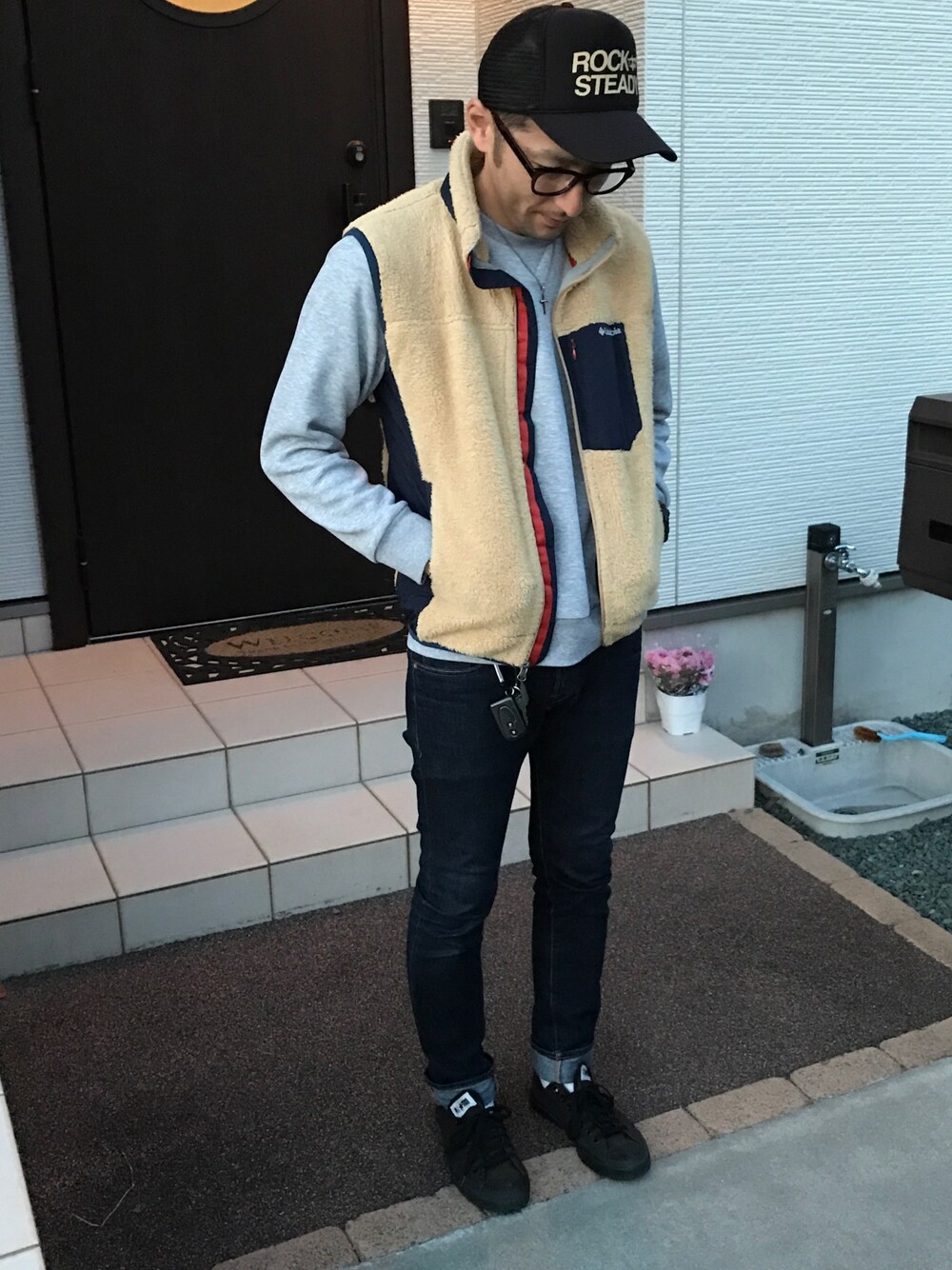 「デニム、大人カジュアル、めがね、キャップ、はるコーデ、ユニクロ、コンバース」｜「Columbiaのアイテム（ベスト、ベージュ系）」を使った、ハナさん（メンズ・174cm）の春コーディネートの1枚目の写真