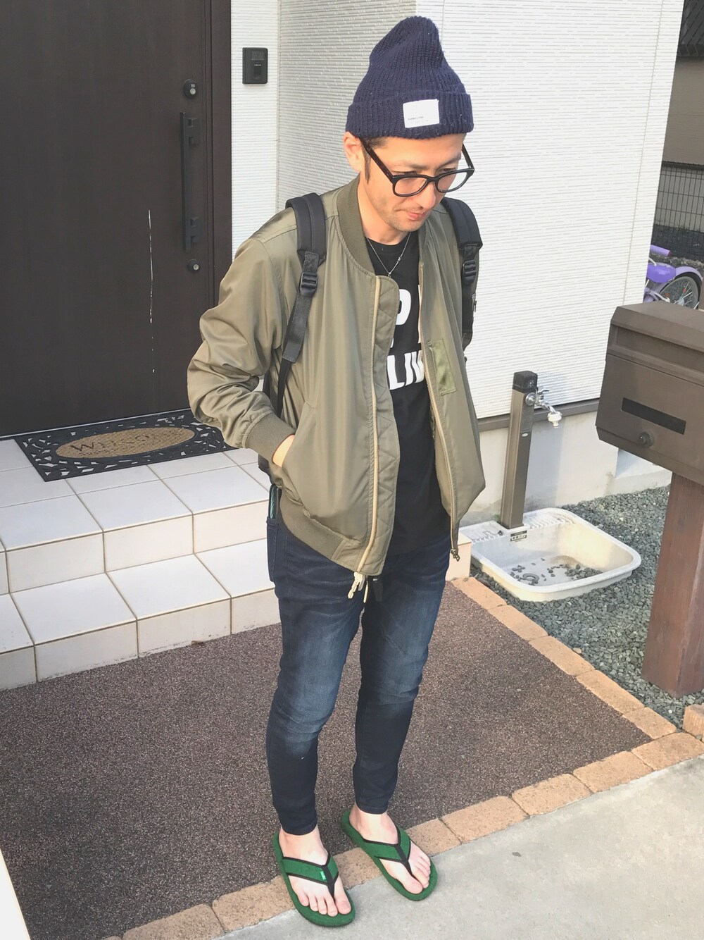 「GU、サンダル、カジュアルコーデ、休日スタイル、ニット帽、めがね、リュック、ビーチサンダル」｜「GUのアイテム（ミリタリージャケット、グリーン系）」を使った、ハナさん（メンズ・174cm）の春コーディネートの1枚目の写真