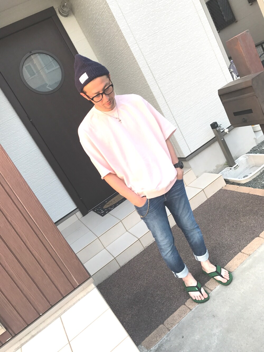 「夏、休日スタイル、シンプル、ビッグT、サンダル、ニット帽、めがね、運動会、ゆるコーデ、デニム」｜「BEAUTY&YOUTH UNITED ARROWSの BY スーパービッグ スウェット ハーフスリーブ -MADE IN JAPAN-（Tシャツ/カットソー、ピンク系）」を使った、ハナさん（メンズ・174cm）の春コーディネートの1枚目の写真