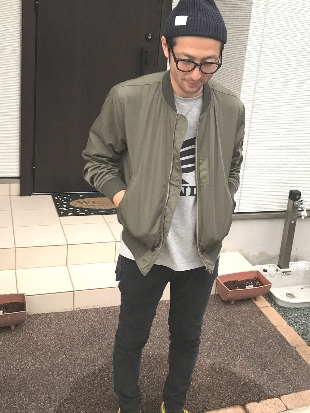 「休日スタイル、めがね、ニット帽、黒、ホンダ×GU、パパコーデ、MA-1」｜「GUのアイテム（MA-1、グリーン系）」を使った、ハナさん（メンズ・174cm）の夏コーディネートの1枚目の写真
