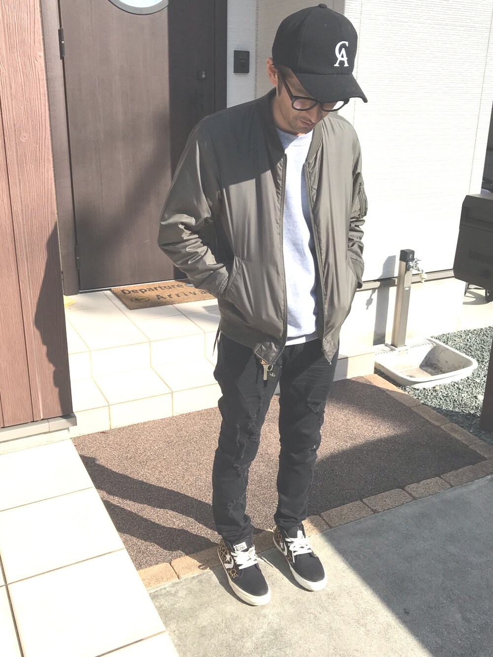 「黒、秋コーデ、黒スキニー、ニット帽、コンバース、休日スタイル、めがね」｜「UNIQLOのアイテム（ミリタリージャケット、グリーン系）」を使った、ハナさん（メンズ・174cm）の秋コーディネートの1枚目の写真
