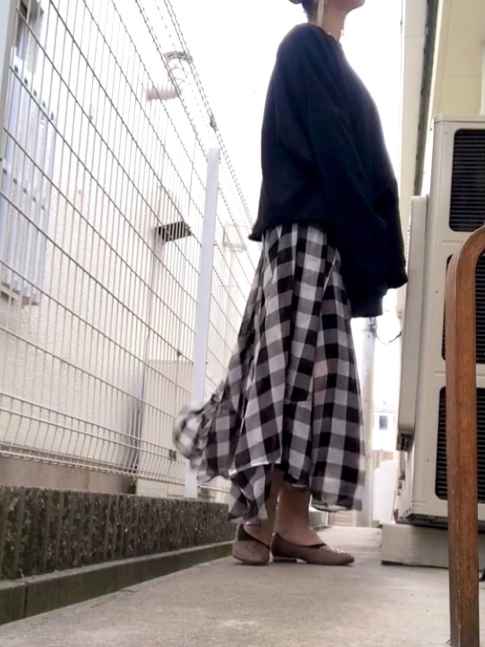 「美容師、美容師コーデ、美容師アシスタント、美容師の休日、美容師さんと繋がりたい、美容師さん、ビックシルエット、ビッグシルエット、チェック、おうちファッション」｜「MERLOTのハイネックバルーンスリーブニットトップス1000/079-7179（ニット/セーター、ブラック系）」を使った、♡さん（レディース・165cm）の春コーディネートの1枚目の写真