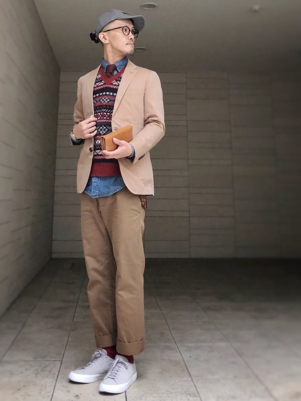 レッド系のベスト、ベージュ系のテーラードジャケット、ブルー系のシャツ/ブラウスを着用したメンズの秋コーディネートの1枚目の写真