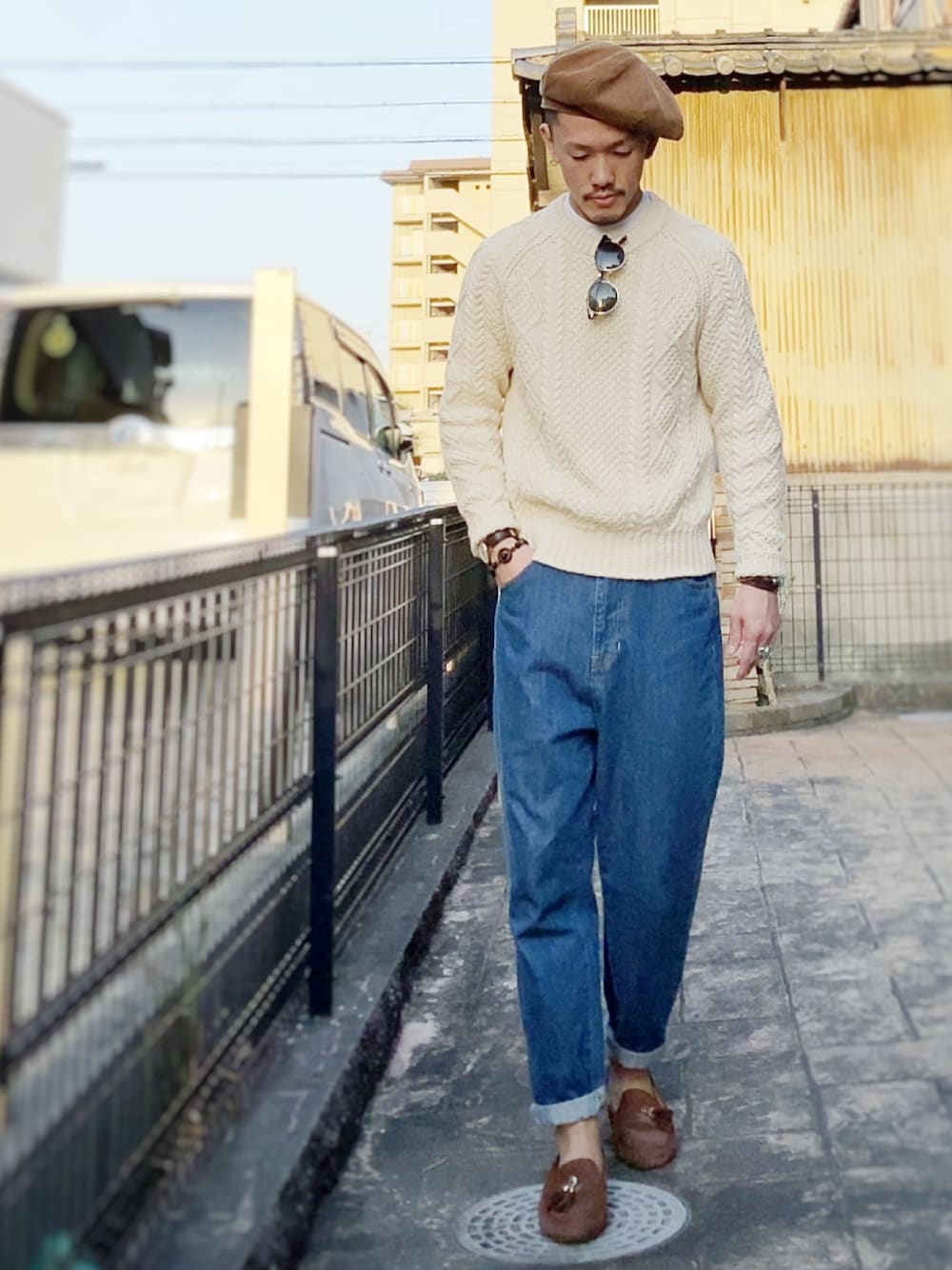 「革靴、シンプル、リラックススタイル、大人コーデ、プチプラ、オトナカジュアル、デニム、ベレー帽、春コーデ、大人カジュアル」｜「LAKOLEのハイライズシガレットデニム / LAKOLE（デニムパンツ、ブルー系）」を使った、Hiro.さん（メンズ・170cm）の春コーディネートの1枚目の写真