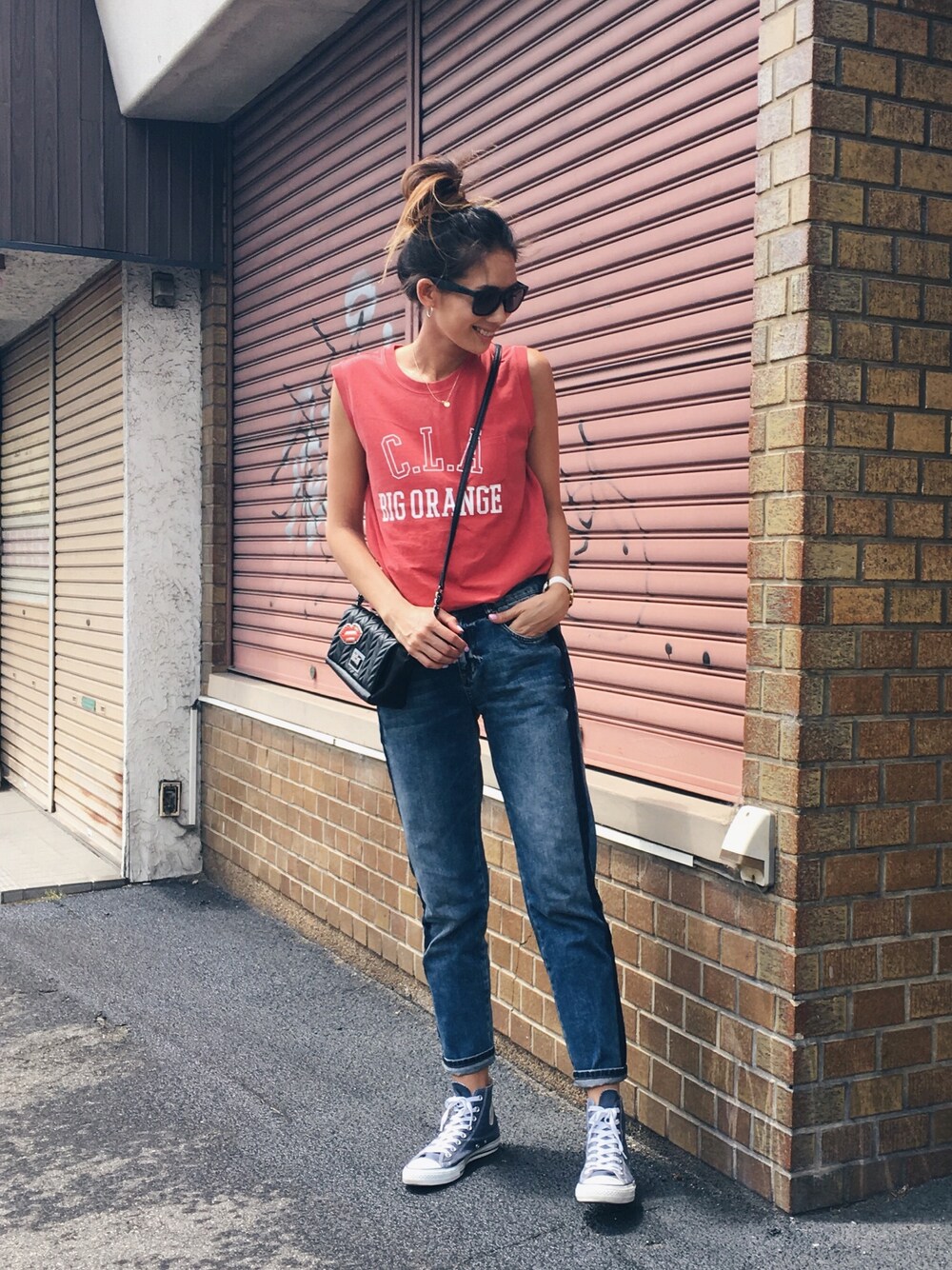 「denim、カジュアル、オトナカジュアル、タンクトップ、メンズライク、ノースリーブ、converse、allstar、ロゴT、ラインパンツ」｜「Ungridの【Casual】C.L.Aﾌﾟﾘﾝﾄﾀﾝｸﾄｯﾌﾟ（タンクトップ、レッド系）」を使った、mariko   さん（レディース・170cm）の夏コーディネートの1枚目の写真