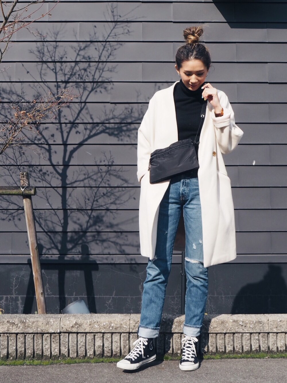 「パンツスタイル、カジュアル、シンプル、タートルネック、converse、デニムパンツ、ロングコート、ロールアップ、サコッシュ、ビッグシルエット」｜「ROSE BUDのS-LC-16206 [ノーカラーコート]（その他アウター、ホワイト系）」を使った、mariko   さん（レディース・170cm）の冬コーディネートの1枚目の写真