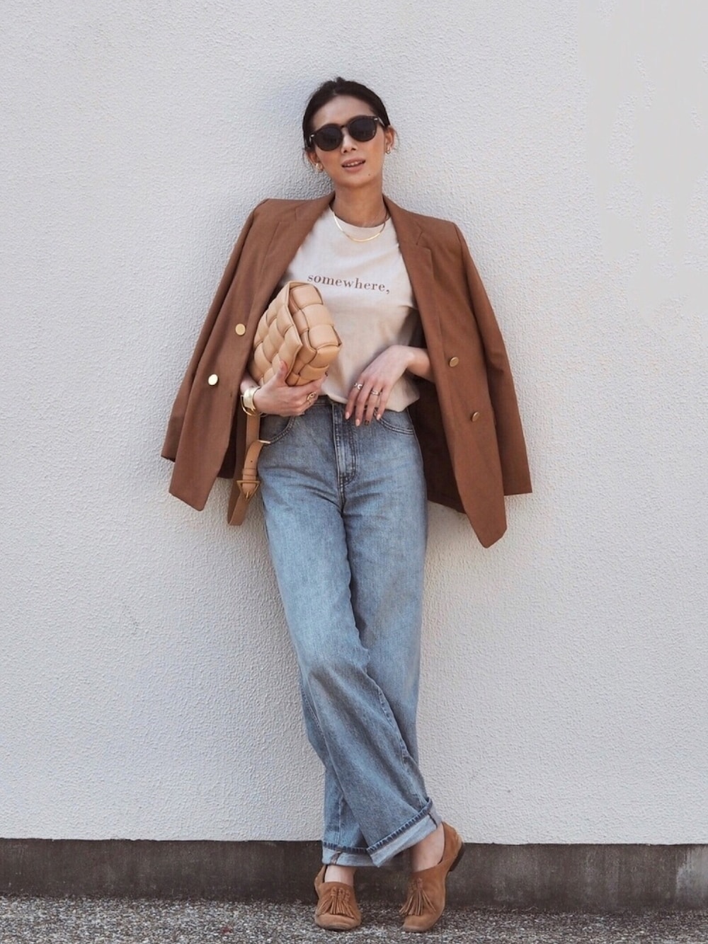 「オトナカジュアル、デニムパンツ、ジャケット、テーラードジャケット、ワイドデニム、ダブルジャケット、春コーデ、大人カジュアル、キャメル、プリントT」｜「NANO universeのアイテム（テーラードジャケット、ブラウン系）」を使った、mariko   さん（レディース・170cm）の春コーディネートの1枚目の写真