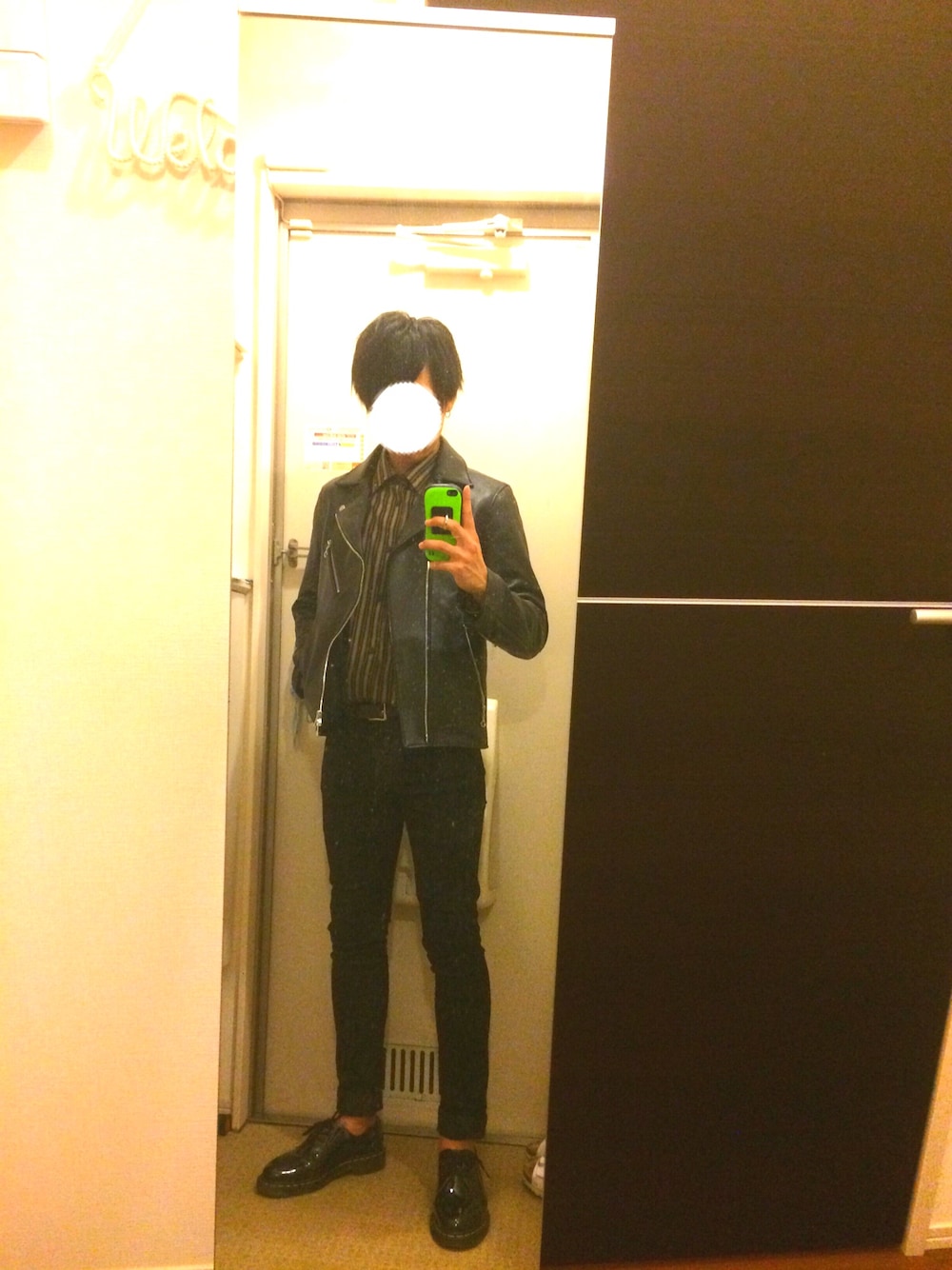 「秋のコーデ、おしゃれさんと繋がりたい、ブラック、古着MIX、ライダース、Dr.Martens、シンプルスタイル、柄シャツ、黒スキニー、定番」｜「LIDNMのiSKOハイストレッチスキニー（デニムパンツ、ブラック系）」を使った、RAICHEさん（メンズ・168cm）の秋コーディネートの1枚目の写真