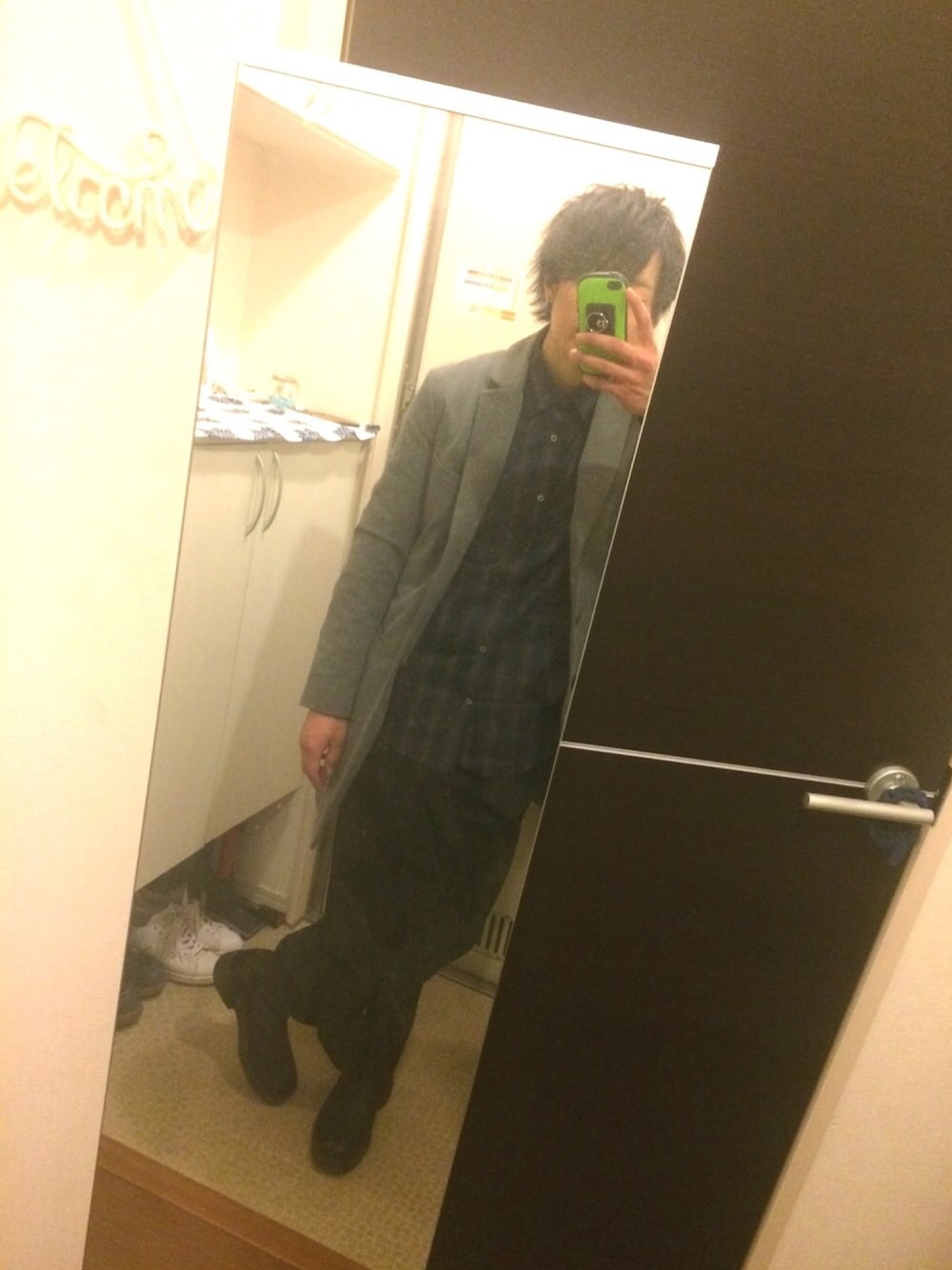 「冬、お洒落さんとつながりたい、オトナカジュアル、シンプルコーデ、ワイドパンツ、古着、ブーツ、チェスターコート、グレー、チェックシャツ」｜「NARACAMICIEのイタリアンチェック長袖シャツ（シャツ/ブラウス、ブラウン系）」を使った、RAICHEさん（メンズ・168cm）の冬コーディネートの1枚目の写真