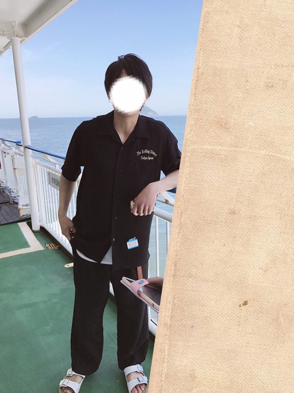 「シンプルコーデ、ラフ、お洒落さんとつながりたい、サンダル、オープンカラーシャツ、古着MIX、Lui's、jackrose、海、ワイドパンツ」｜「AZUL by moussyの【吸水速乾】COMFORTﾜｯﾌﾙﾛﾝｸﾞﾀﾝｸﾄｯﾌﾟ（タンクトップ、ホワイト系）」を使った、RAICHEさん（メンズ・168cm）の春コーディネートの1枚目の写真