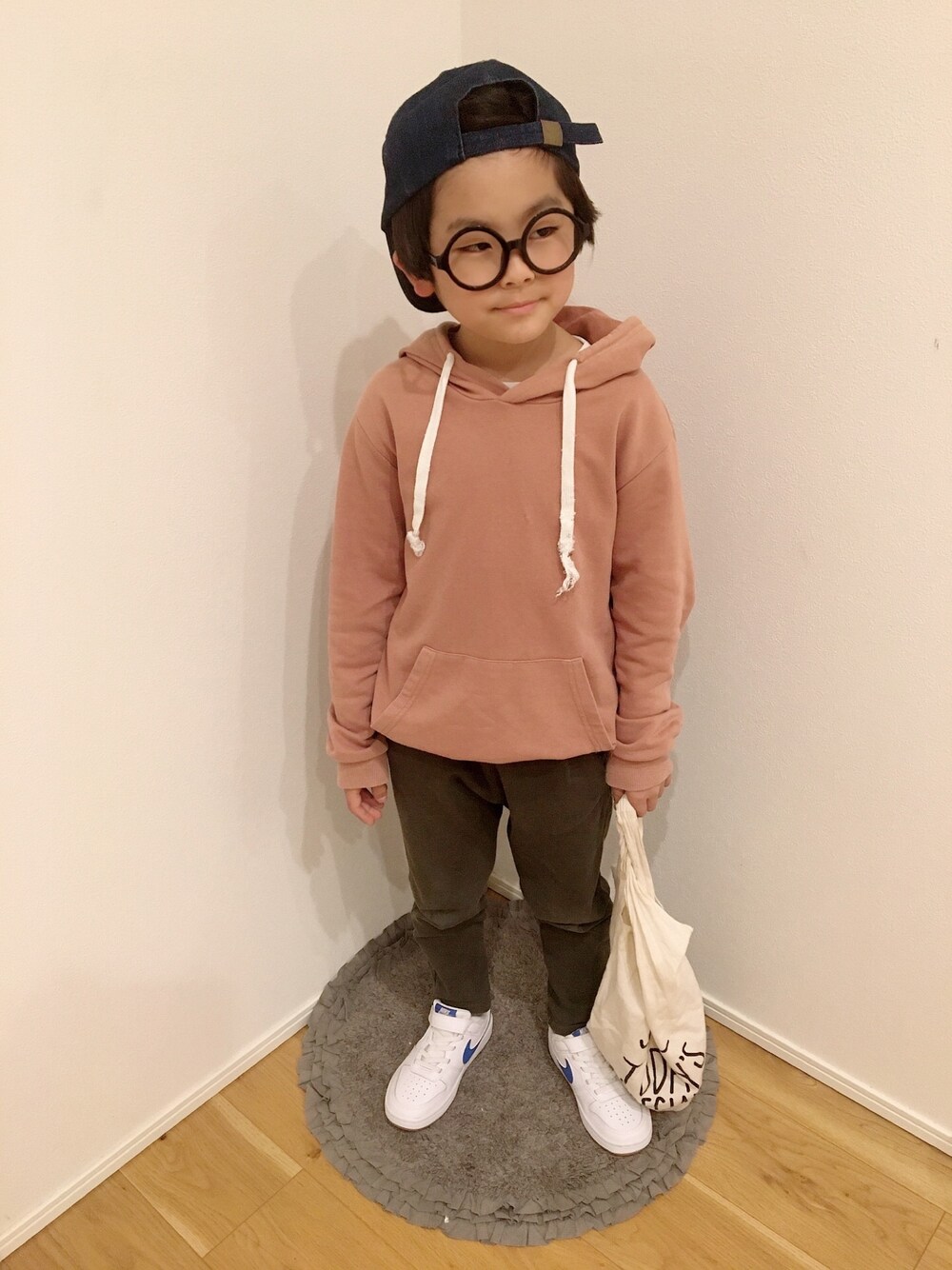 「白スニーカー、韓国ファッション、カジュアル、プチプラ、キッズコーデ、男の子、メガネ男子」｜「韓国子供服のアイテム（トップス、ブラウン系）」を使った、aoeetoさん（キッズ・110cm）の冬コーディネートの1枚目の写真