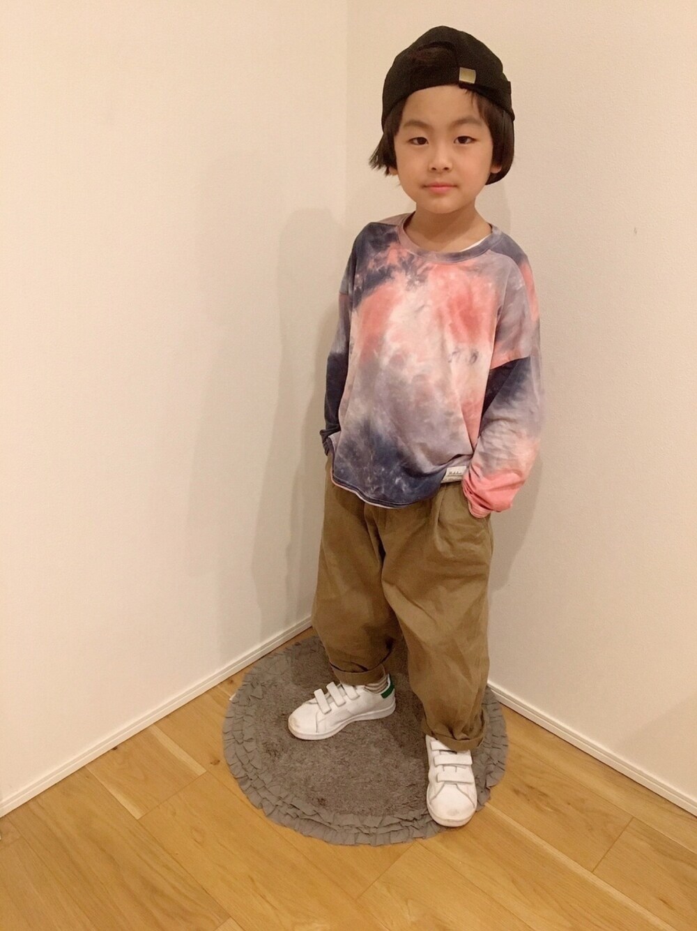「タイダイ柄、キッズファッション、キャップ、春コーデ、プチプラ」｜「Birthdayのアイテム（トップス、ブルー系）」を使った、aoeetoさん（キッズ・110cm）の春コーディネートの1枚目の写真