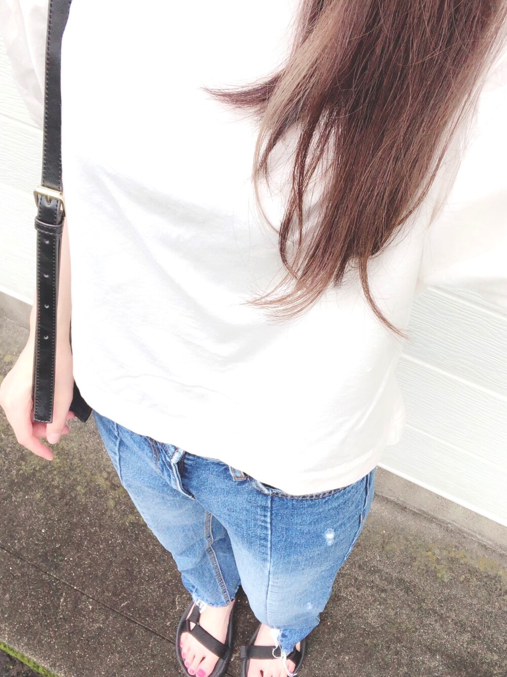 ホワイト系のTシャツ/カットソー、ブルー系のデニムパンツ、ブラック系のサンダルを着用したレディースの夏コーディネートの1枚目の写真