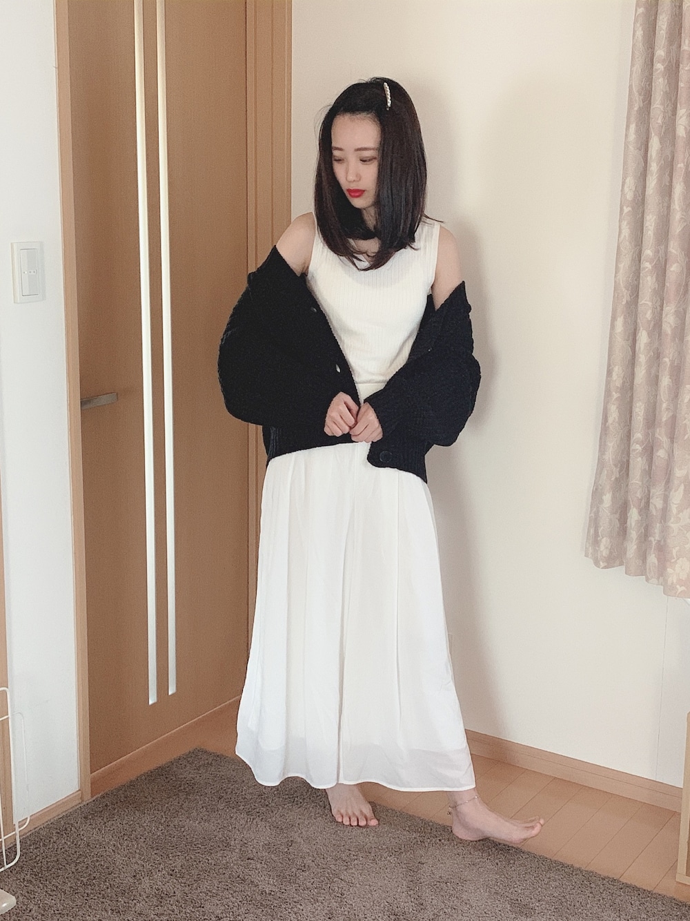 「シンプルコーデ、プチプラ、ニット、タンクトップ、ワイドパンツ、GU、アースミュージック＆エコロジー」｜「GUの（GU）リブＶネックセーター（ノースリーブ）（トップス、ホワイト系）」を使った、NAMIさん（レディース・165cm）の秋コーディネートの1枚目の写真