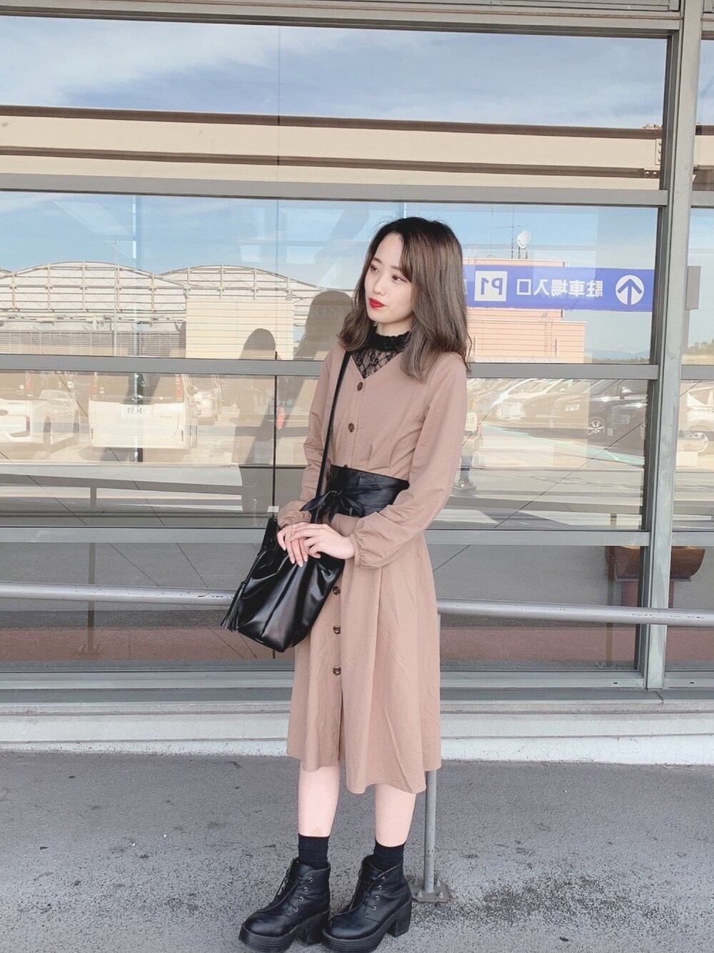 「シンプルコーデ、ジーユー、GU、秋コーデ、ワンピース、厚底、ウエストマーク」｜「earth music&ecologyのSET2点 ゆるカーデ+レースインナー ●（カーディガン/ボレロ、ブラック系）」を使った、NAMIさん（レディース・166cm）の秋コーディネートの1枚目の写真