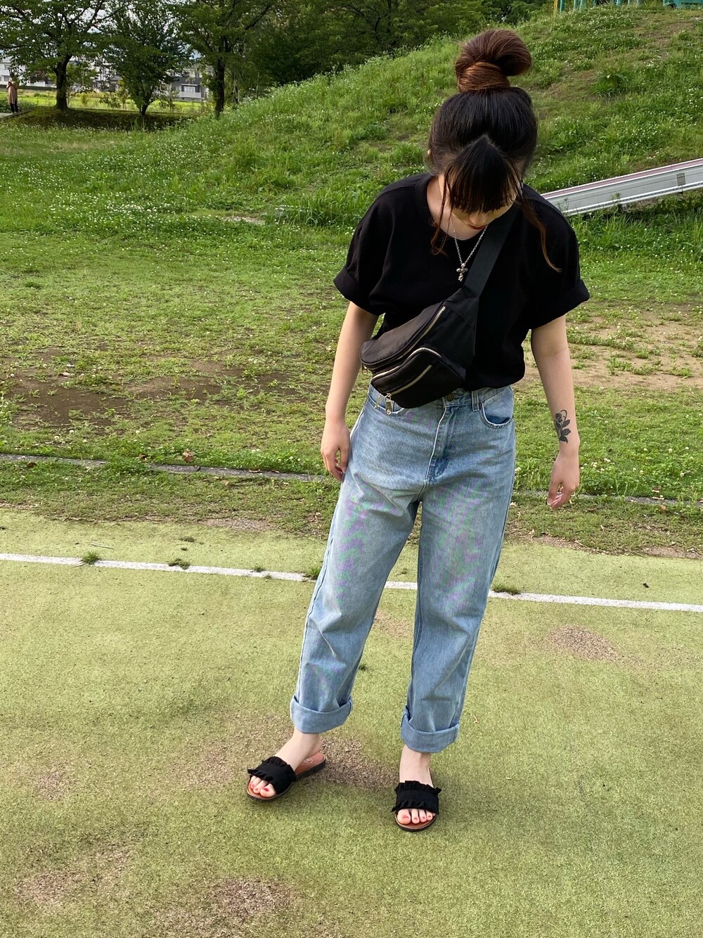 「シンプルコーデ、ラクチンコーデ、パンツスタイル、黒Tシャツ、ストレートデニム、おだんごヘアー、公園」｜「GUのアイテム（トップス、ブラック系）」を使った、NAMIさん（レディース・166cm）の夏コーディネートの1枚目の写真