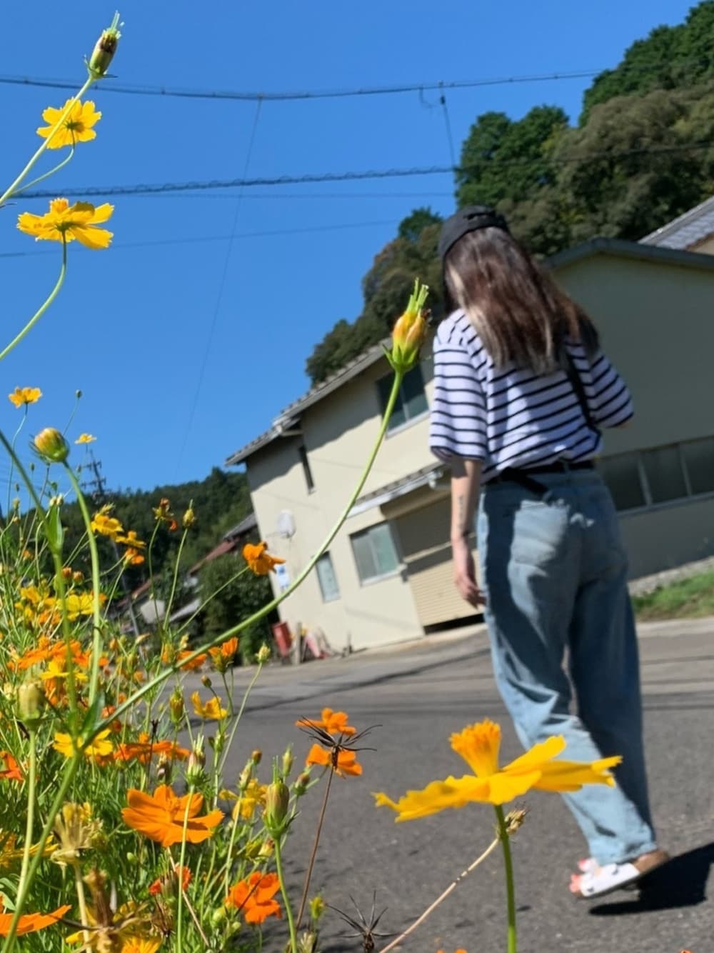 「シンプル、デニムコーデ、Tシャツ、プチプラコーデ、ボーダー、ボーダートップス、ストレートデニム、サンダル、キャップ」｜「GUのボーダークルーネックT(半袖)A（トップス、ホワイト系）」を使った、NAMIさん（レディース・166cm）の秋コーディネートの1枚目の写真