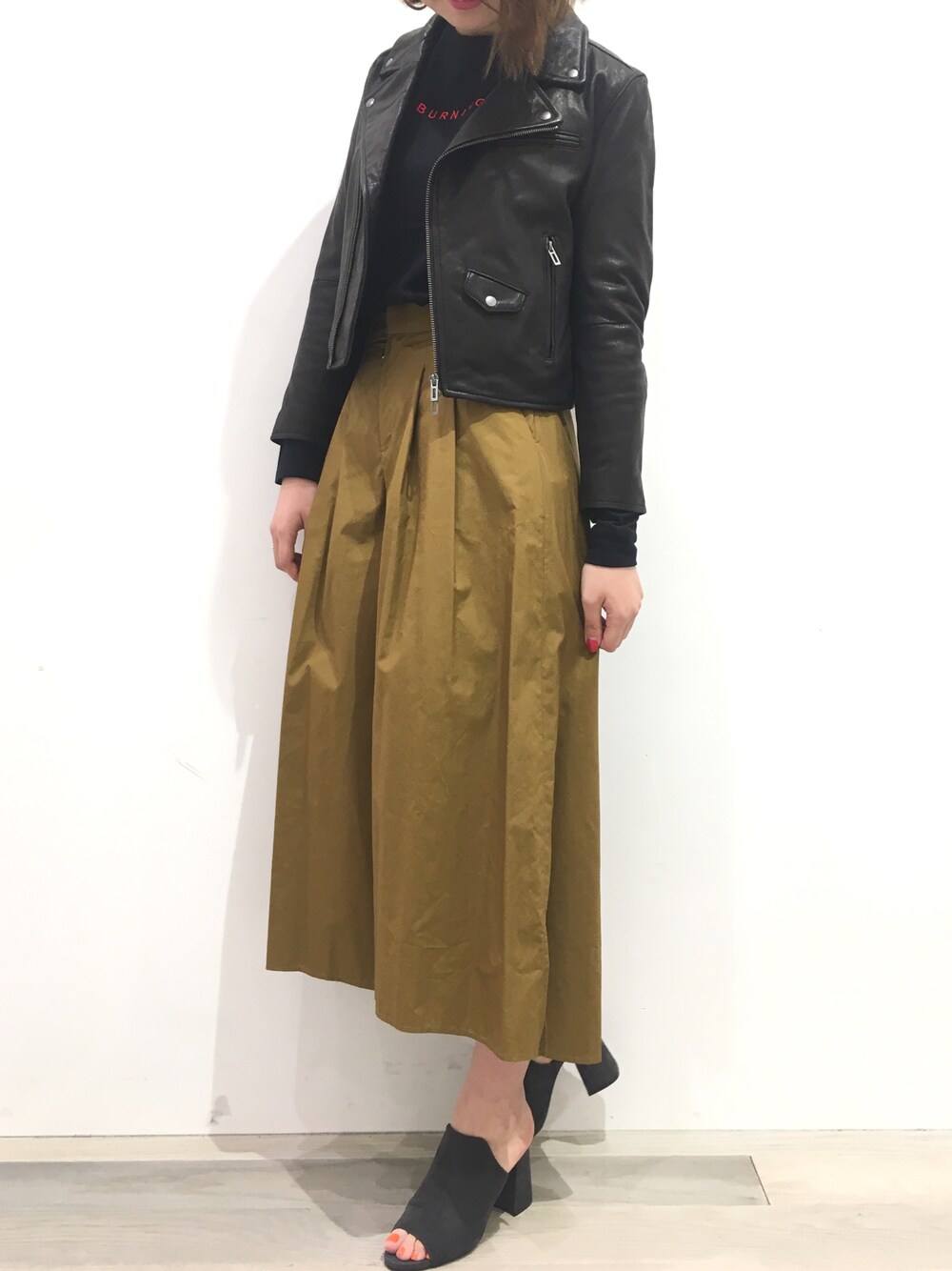 「studiouscity、made in japan、DOMENICO+SAVIO、g.v.g.v.、秋コーデ、ライダース、レザージャケット、大人カジュアル」｜「G.V.G.V.のBURNNING EMBROIDERY L/S TEE（Tシャツ/カットソー、ブラック系）」を使った、yuiさん（レディース・167cm）の夏コーディネートの1枚目の写真