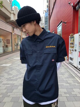 A DickiesJapan employee Dickies Japan is wearing Dickies "【メンズ】ワンポイント半袖ワークシャツ"