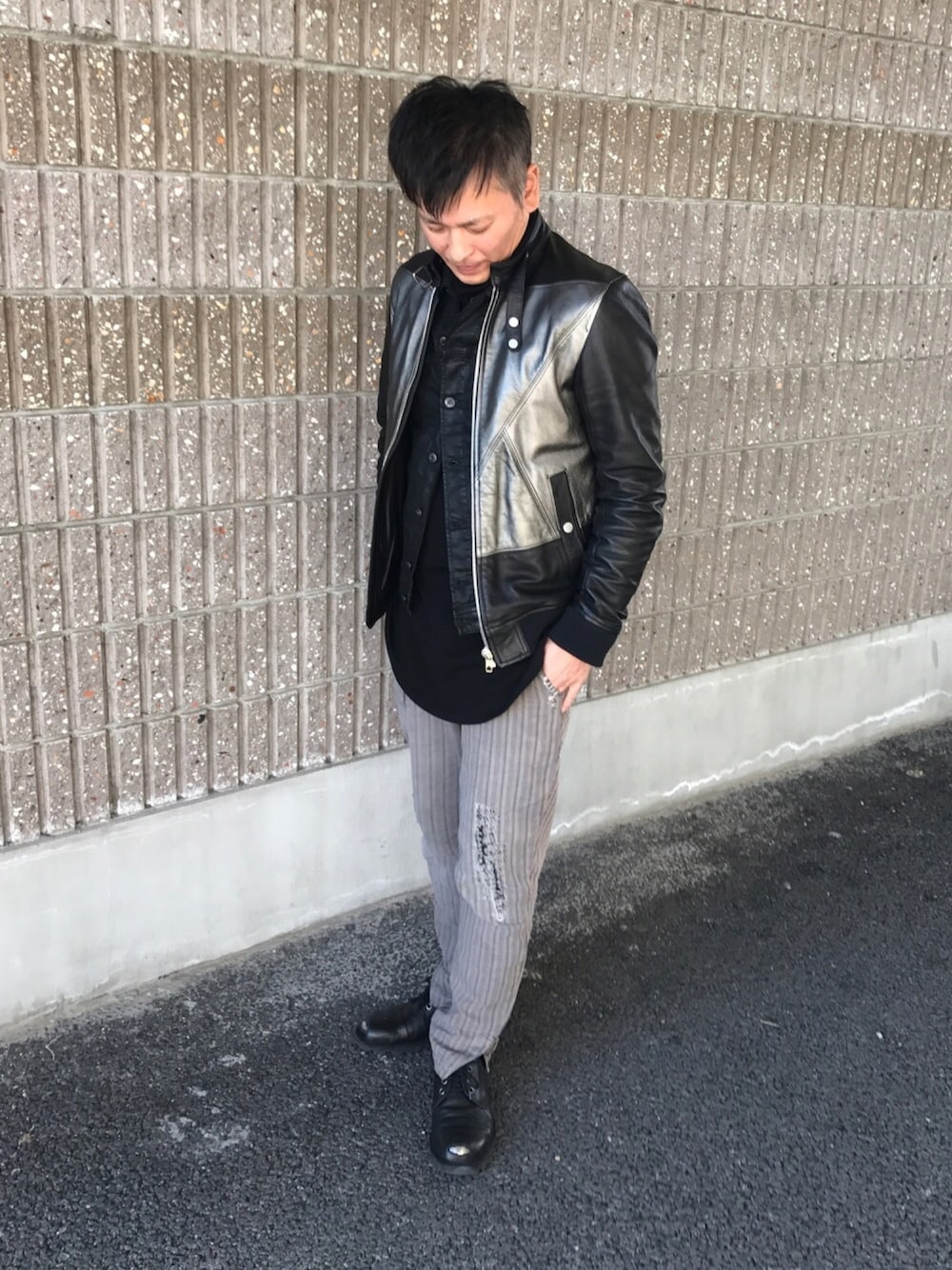 「オトナカジュアル、ライダース、レザージャケット、レイヤードスタイル、ストライプ、大人ヤンチャ部」｜「DIESEL BLACK GOLDのアイテム（ライダースジャケット、シルバー系）」を使った、hideさん（メンズ・172cm）の冬コーディネートの1枚目の写真