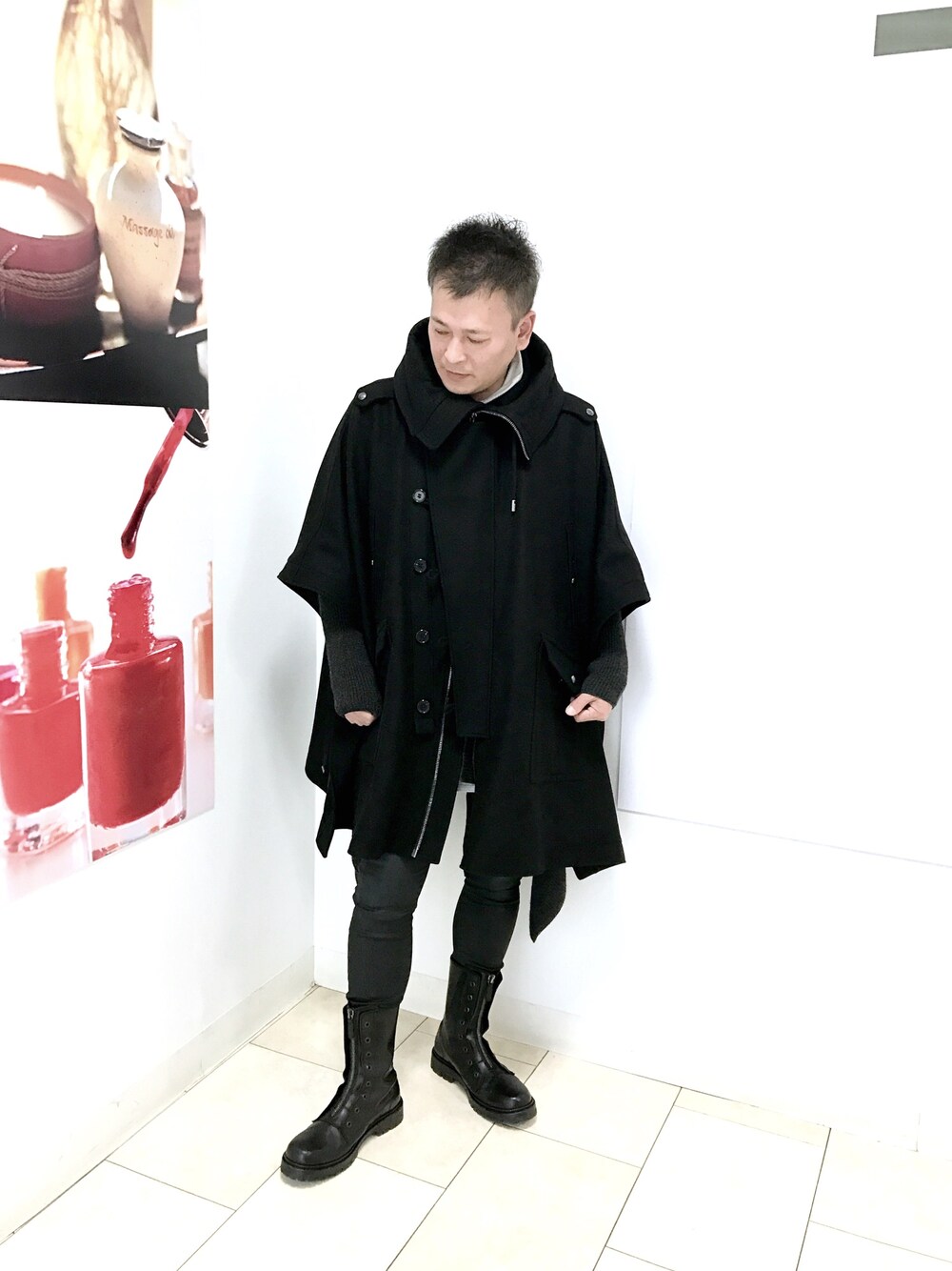 「冬コーデ、黒、シンプル、休日スタイル、デニムパンツ、ブラック、Diesel」｜「DIESEL BLACK GOLDのアイテム（ポンチョ、ブラック系）」を使った、hideさん（メンズ・172cm）の秋コーディネートの1枚目の写真