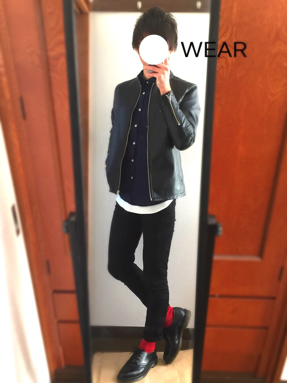 ブラック系のライダースジャケット、ブルー系のシャツ/ブラウス、ホワイト系のタンクトップを着用したメンズの冬コーディネートの1枚目の写真