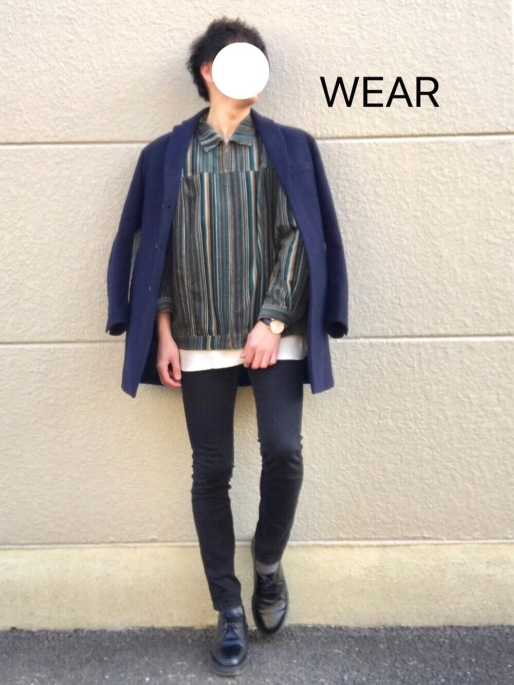 ブルー系のチェスターコート、その他のジャケット/アウター、ホワイト系のTシャツ/カットソーを着用したメンズの春コーディネートの1枚目の写真