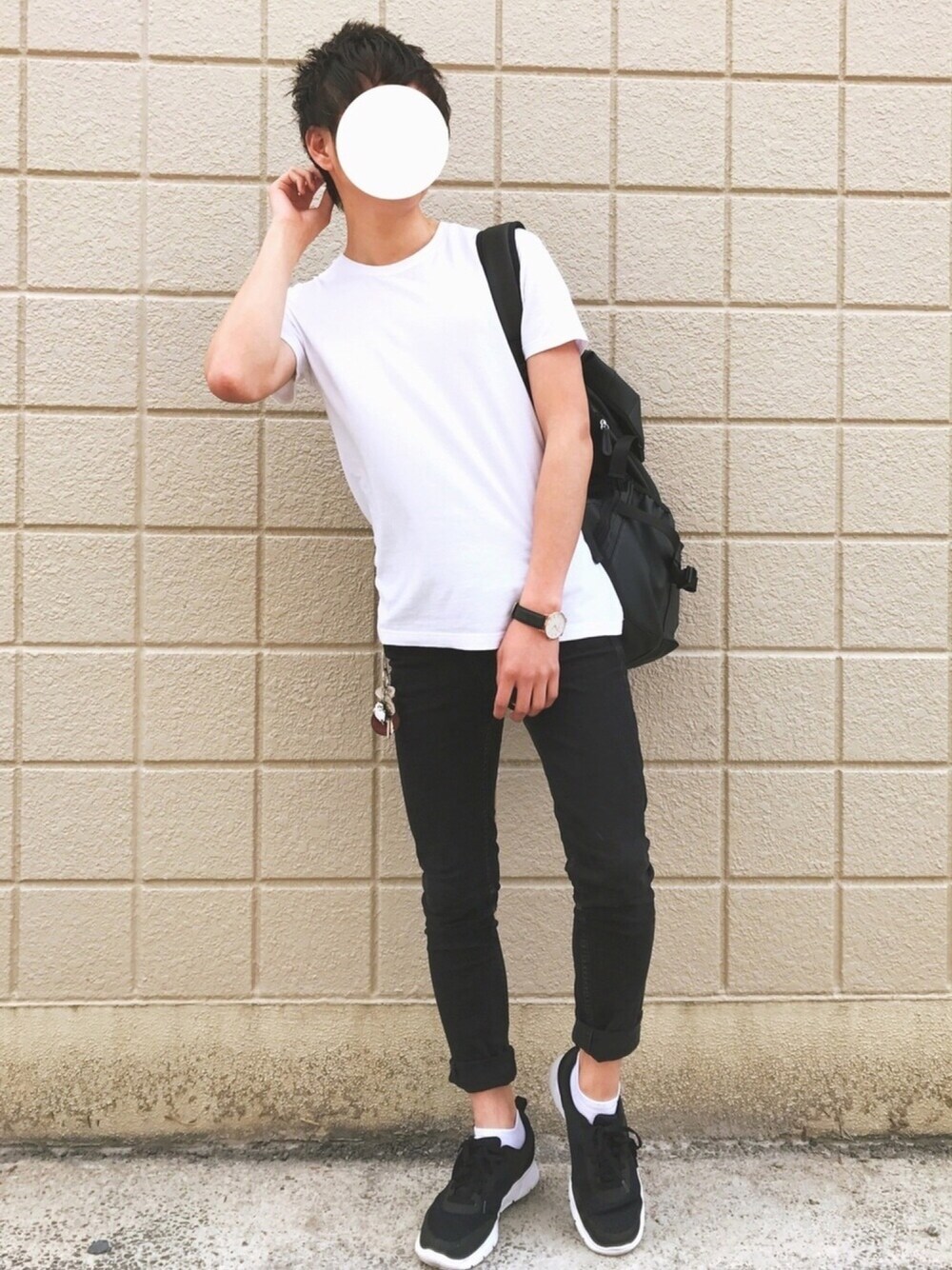 ホワイト系のTシャツ/カットソー、ブラック系のデニムパンツ、ブラック系のバックパック/リュックを着用したメンズの春コーディネートの1枚目の写真